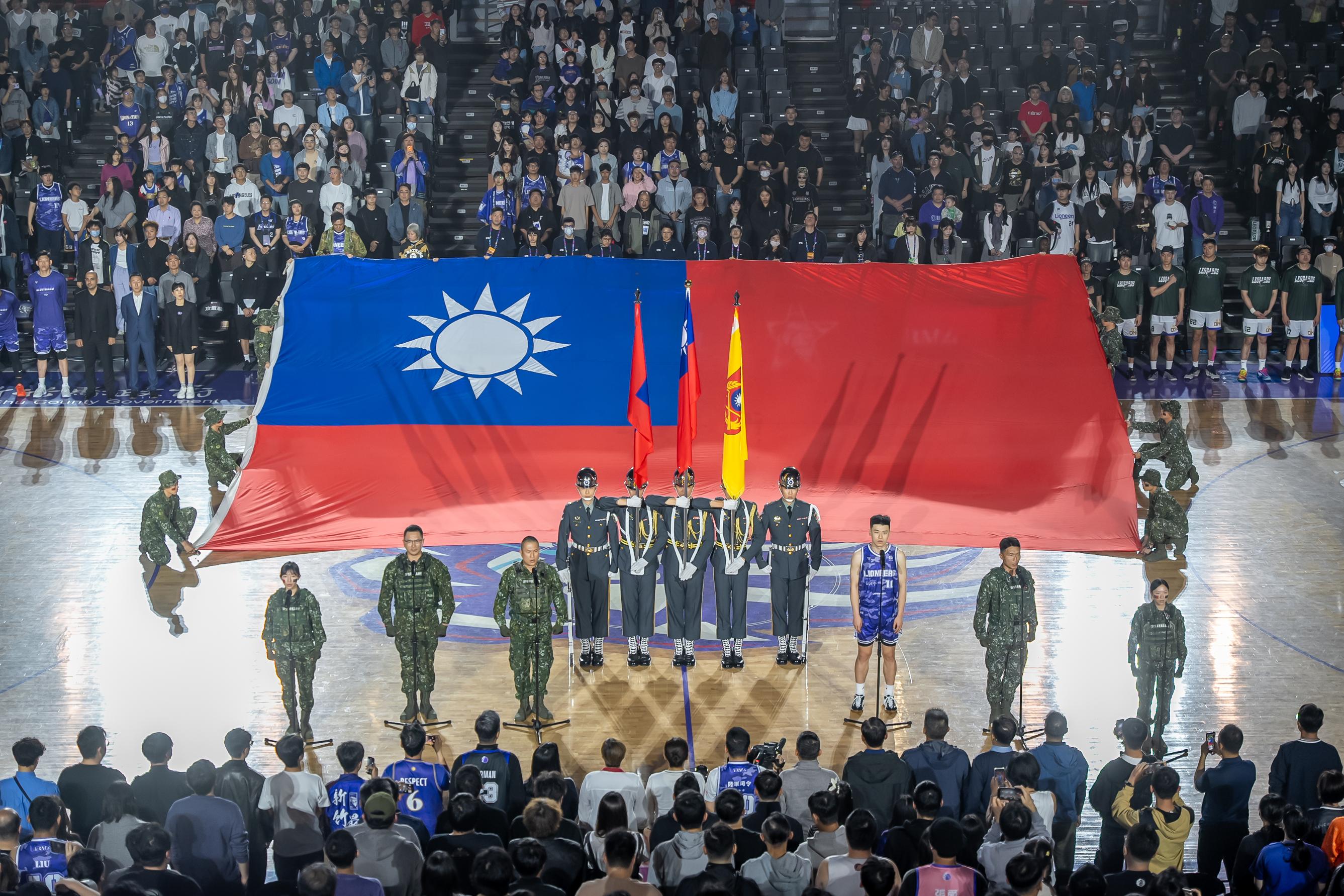 陸軍特指部戰技操演與樂儀隊磅礡登場，國軍專業形象震撼風城主場。官方提供