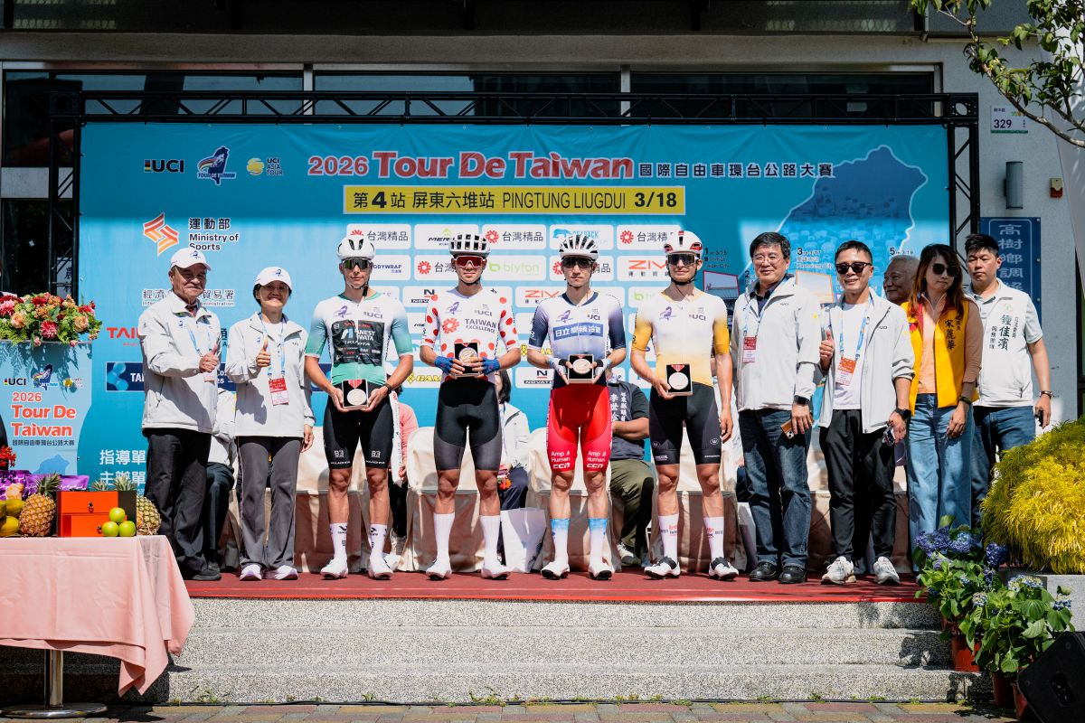 客委會古秀妃主委左2頒贈四位冠軍衫選手伴手禮。國際自由車環台賽提供