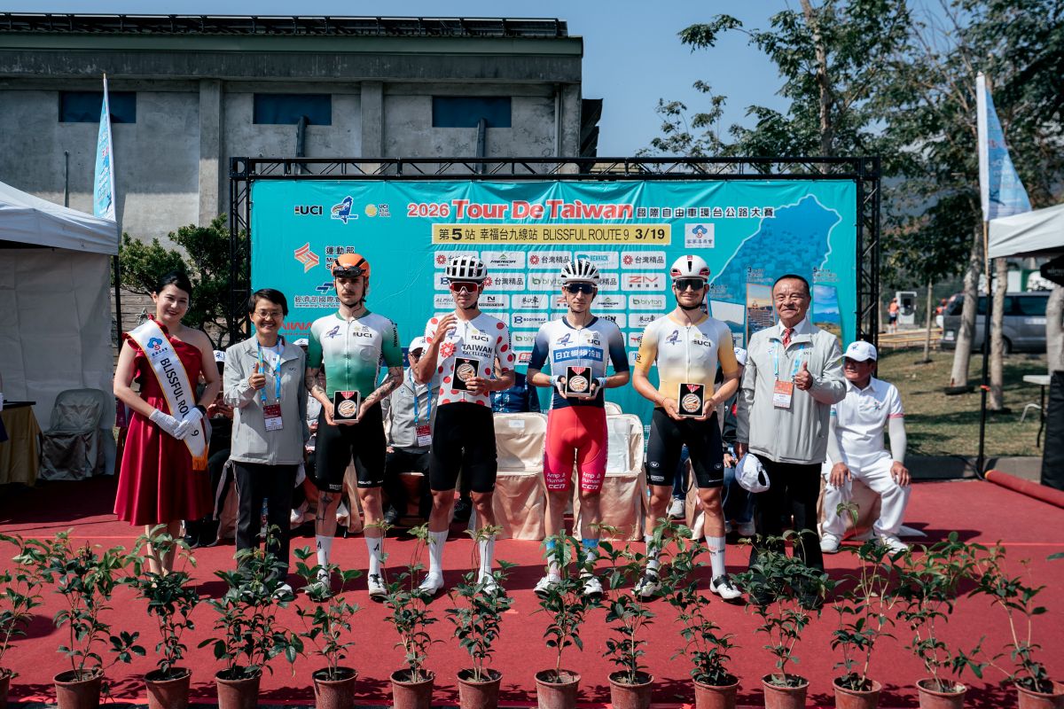 客家委員會古秀妃主委(左2)特別準備具客家意象的獎牌勳章給四位冠軍領騎衫選手。國際自由車環台賽提供