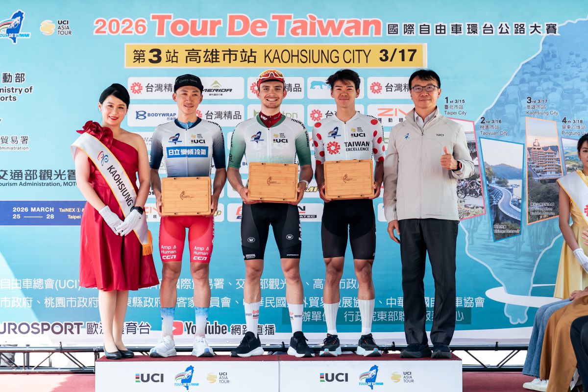 高雄市政府運發局侯尊堯局長(右1)頒贈三位冠軍衫選手高雄六龜高山茶伴手禮。國際自由車環台賽提供