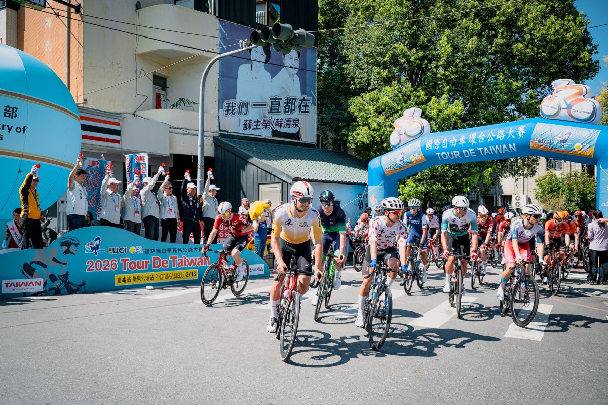 屏東六堆站於高樹鄉公所正式鳴笛出發。國際自由車環台賽提供