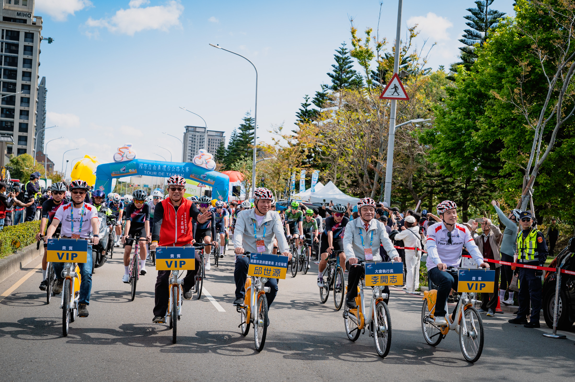 桃園市站由桃園市體育局主秘邱世源(前排中)和環台賽大會執行長(前排右二)率領桃園中壢國中自由車隊領騎出發。國際自由車環台賽提供