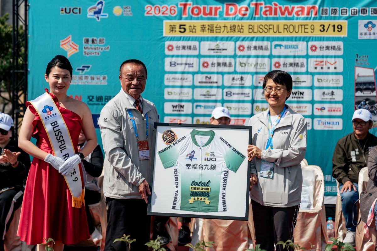 由環台賽李開志執行長（中）頒贈專屬幸福台九線站的衝刺王綠衫給客家委員會-古秀妃主委。國際自由車環台賽提供