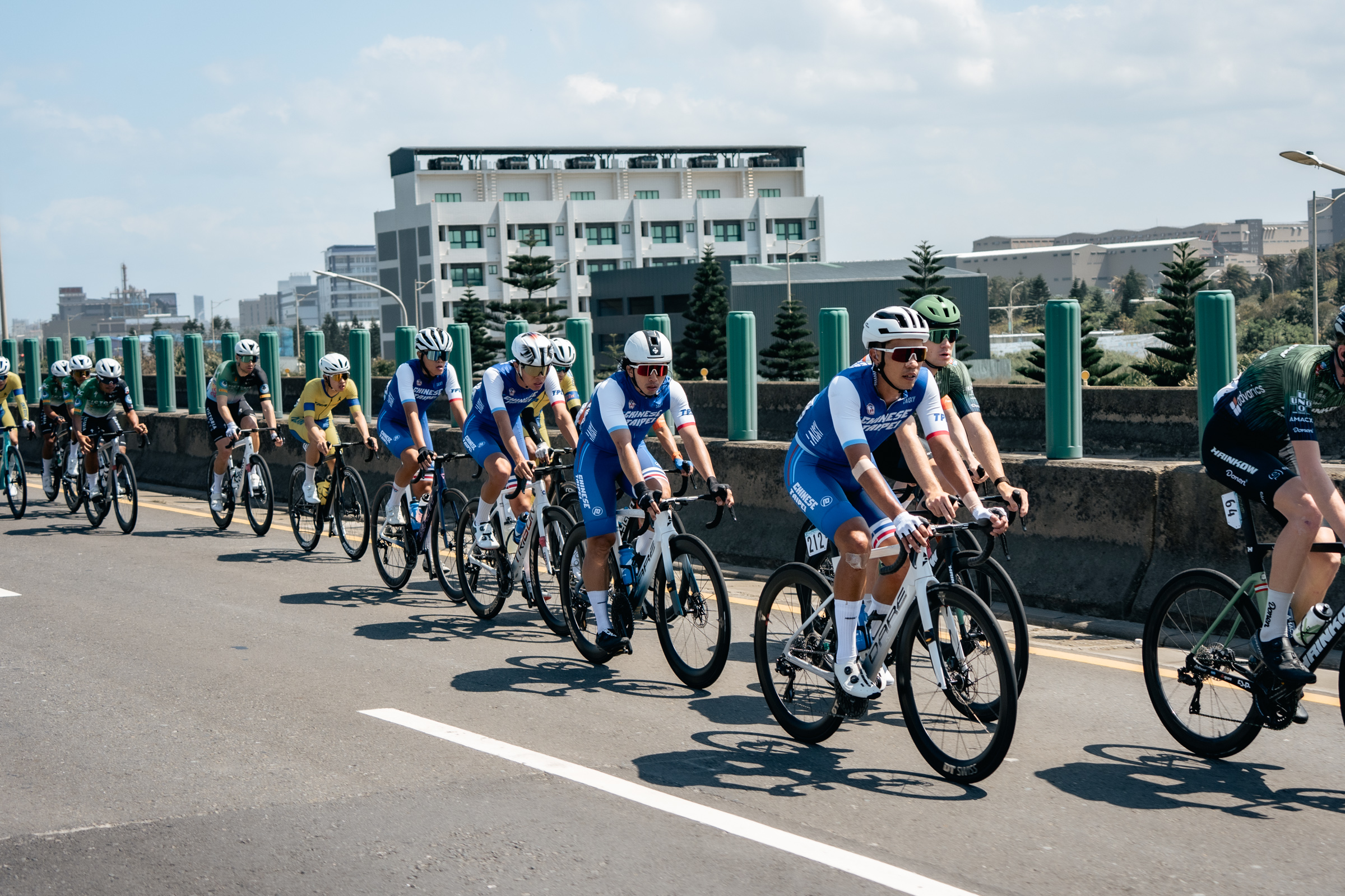 洪坤弘(右1)沒想到為了減肥又重新闖進環台賽。國際自由車環台賽提供