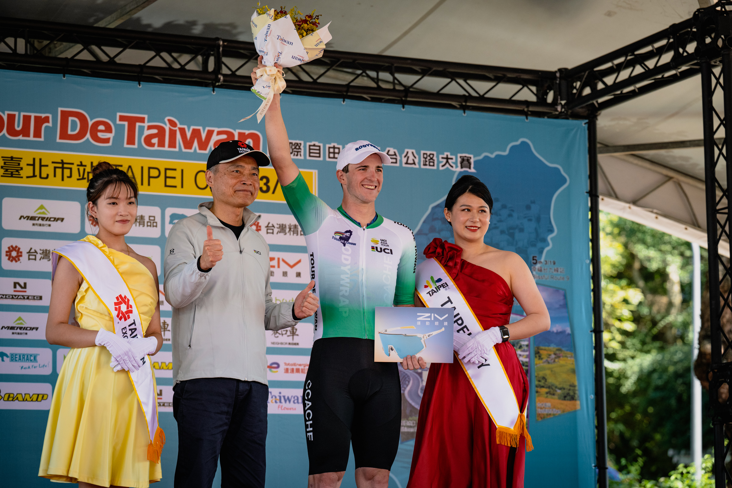 澳洲快取隊沃爾什Liam Walsh右2搶到6點衝刺積分獲得3秒減秒獎勵披上綠衫 。國際自由車環台賽提供