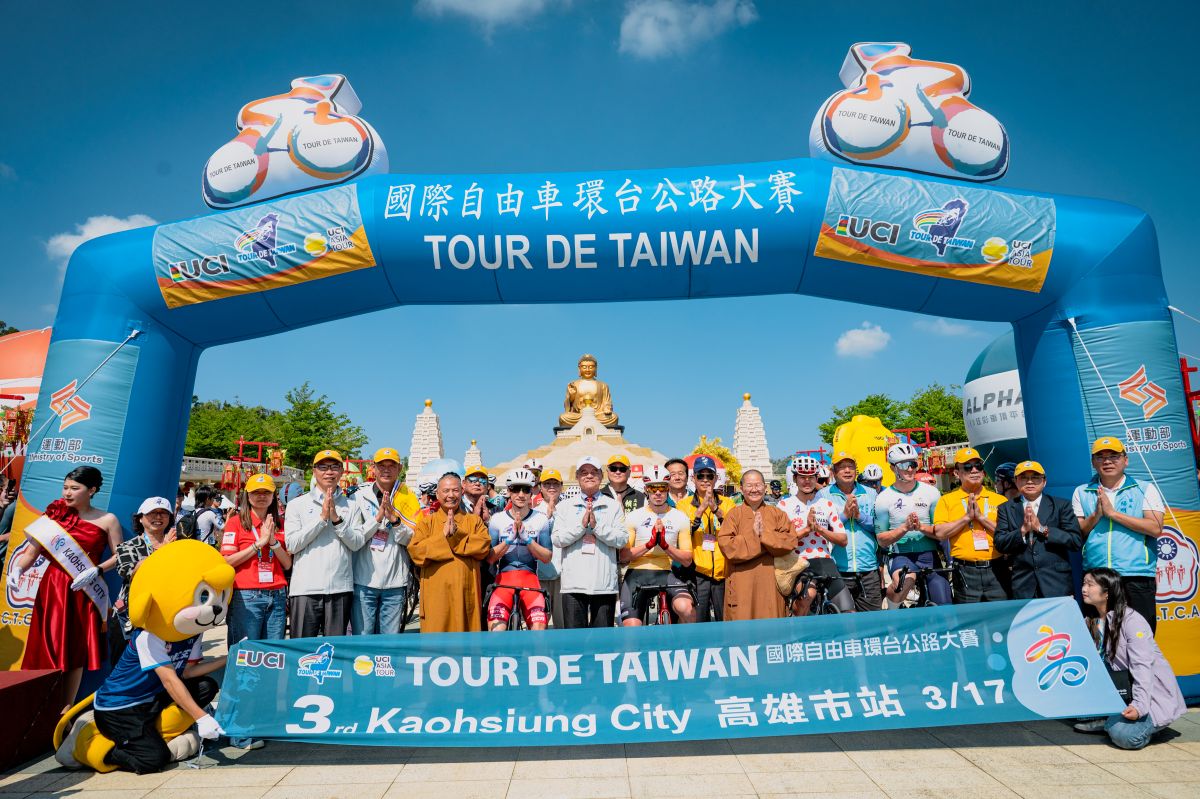 開賽前高雄市張家興副秘書長(左3)與佛光山常務副住持慧傳法師(左4)邀請國際選手一起進行祈福儀式。國際自由車環台賽提供