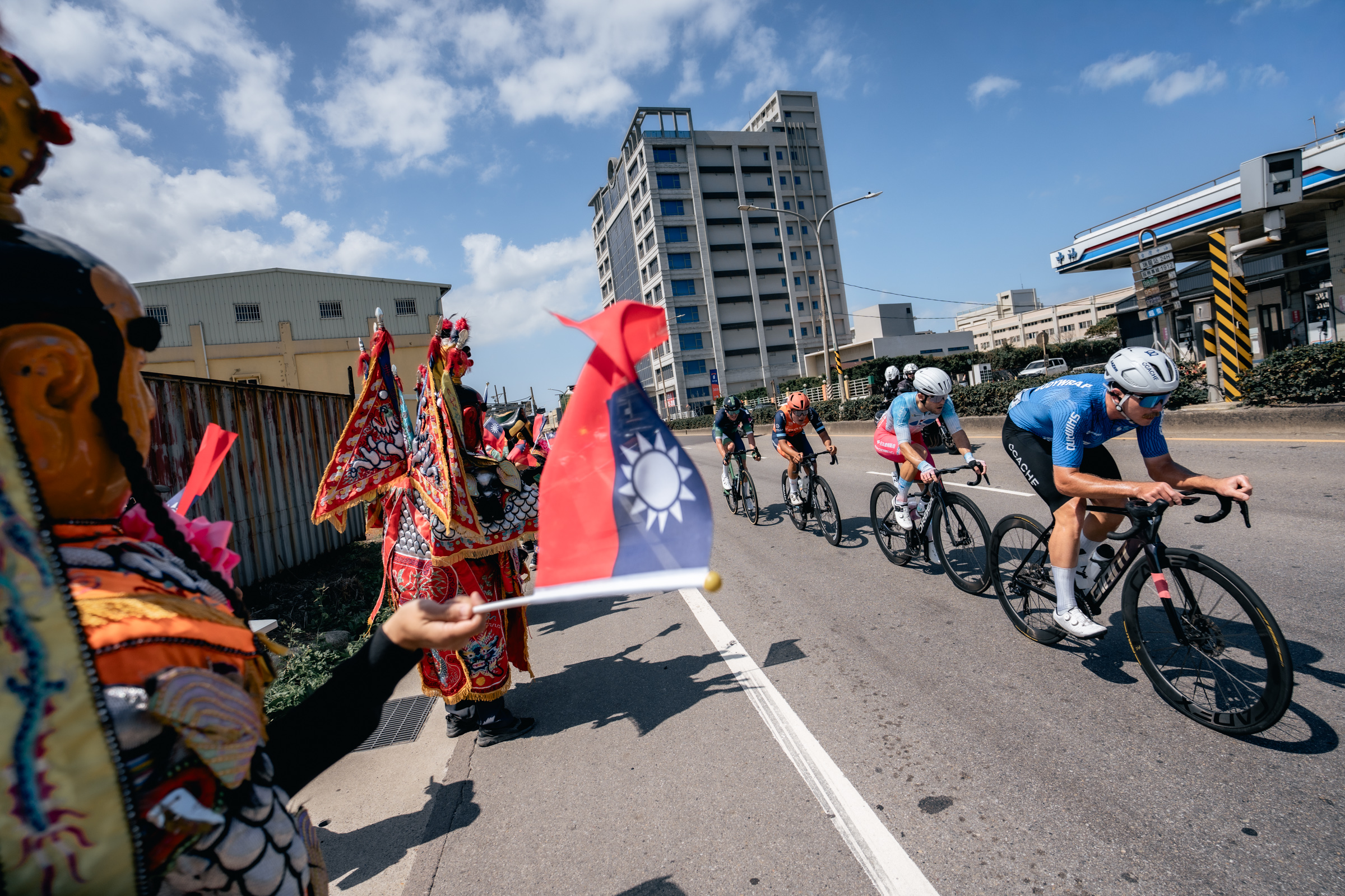 中華隊李廷威(右3)途中突圍近50公里,成功取得衝刺第三獲得2分衝刺分。國際自由車環台賽提供