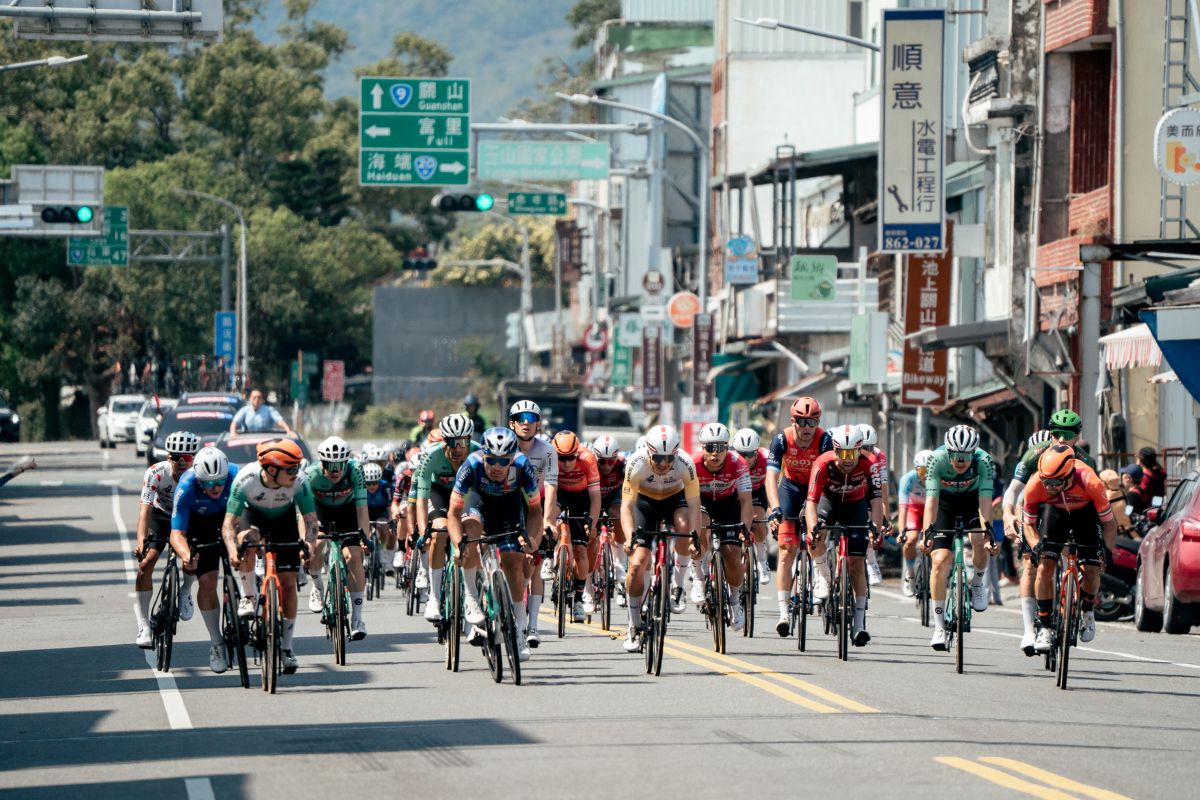 幸福台九線站第一個衝刺點由Dusan Rajovic拉約維奇（前排藍帽子）拿到第一個衝刺點積分 。國際自由車環台賽提供