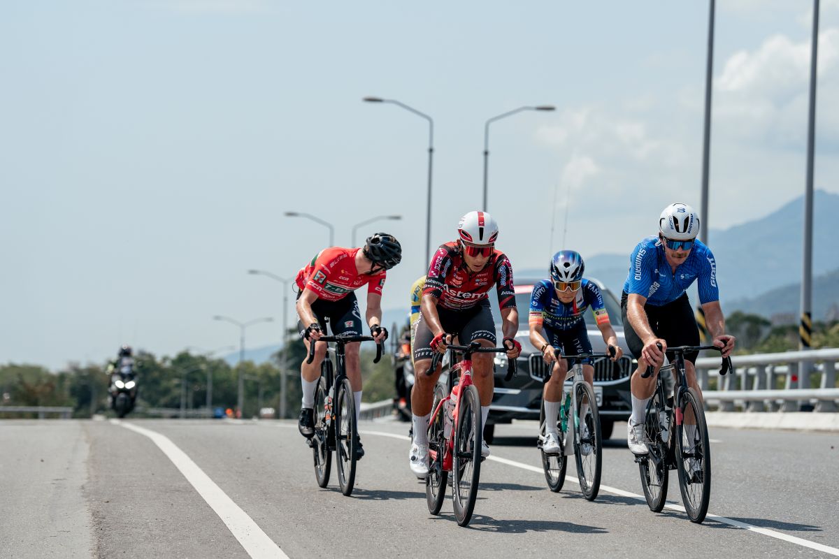 旅外好手馮俊凱(左2)在幸福台九線站前段嘗試突圍。國際自由車環台賽提供
