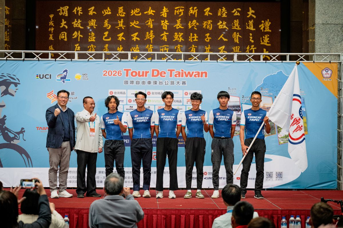 運動部鄭世忠政務次長（左1）主持授旗儀式給中華隊劉家良教練（右1） 。自由車協會提供