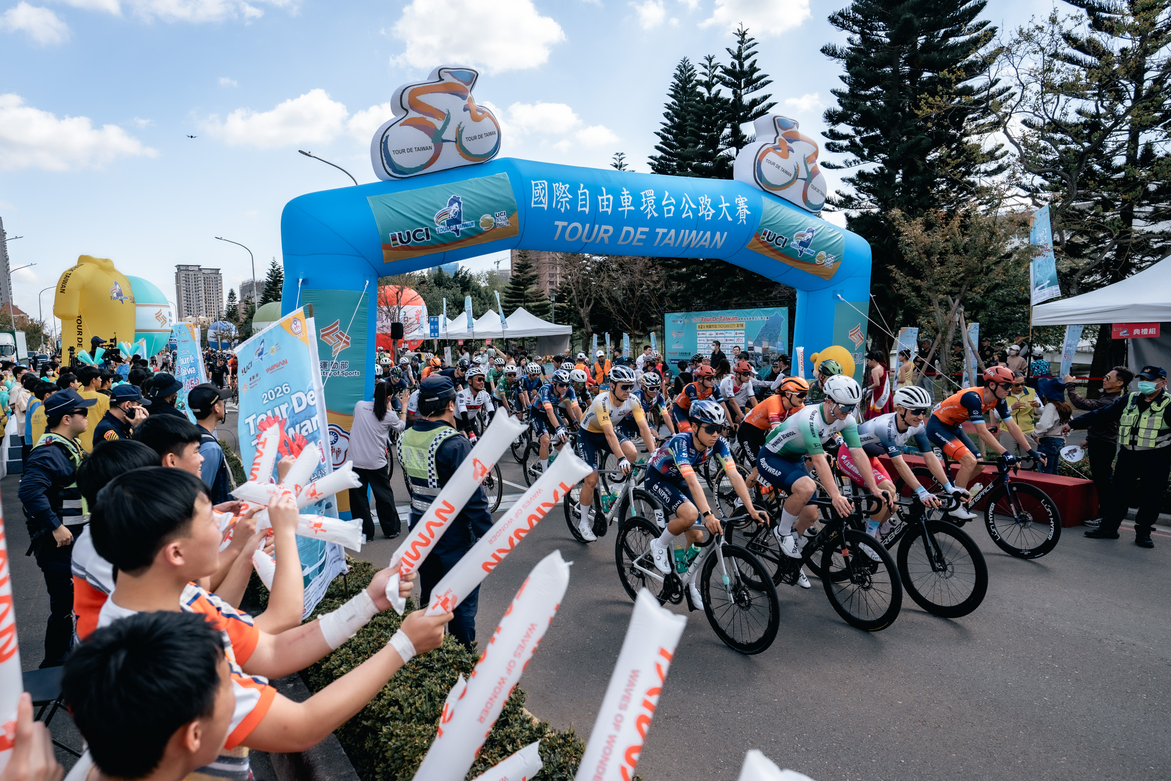 環台賽桃園市站沿路有11所學校8個區公所組成沿線加油團,計有1000名以上的民眾,一起為選手們加油打氣。國際自由車環台賽提供