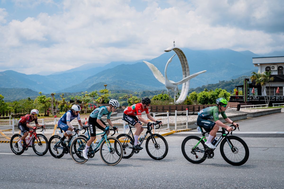 本日中華隊表現最佳為單站第12的盧紹軒(左2)。國際自由車環台賽提供