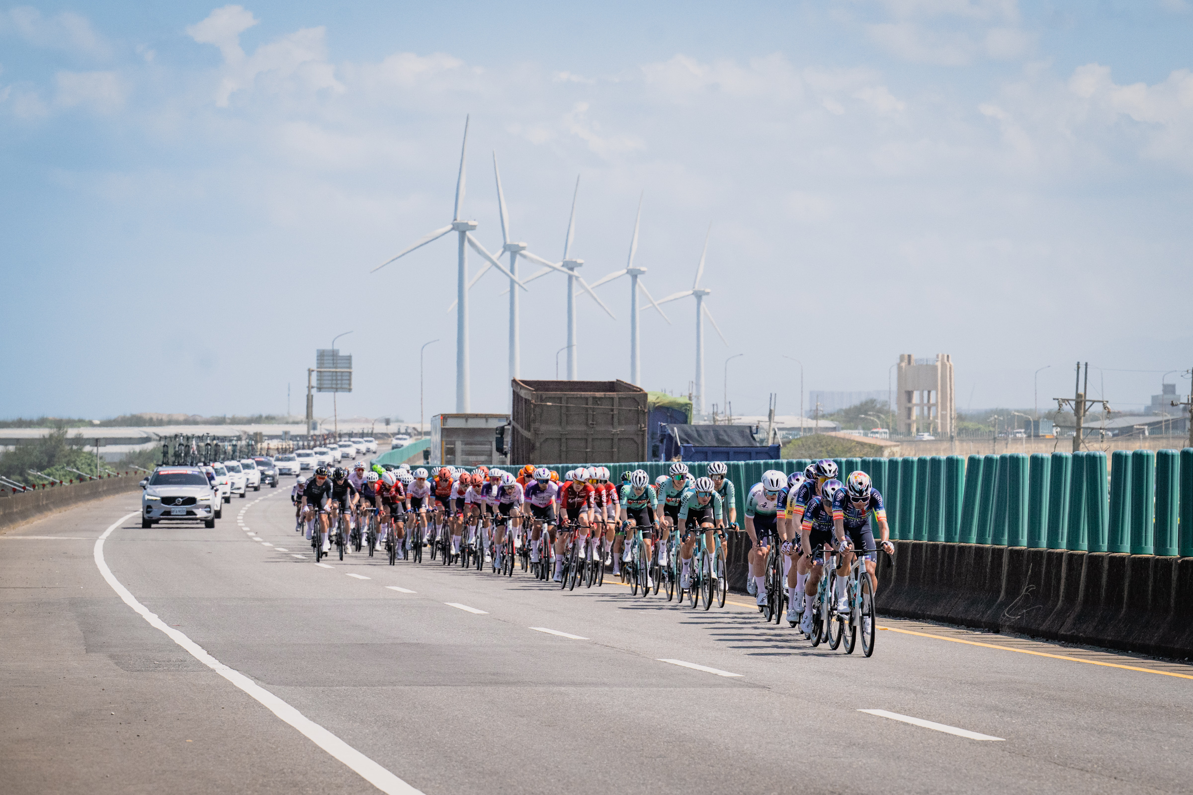 21支國際頂尖車隊於桃園61快速公路疾馳。國際自由車環台賽提供