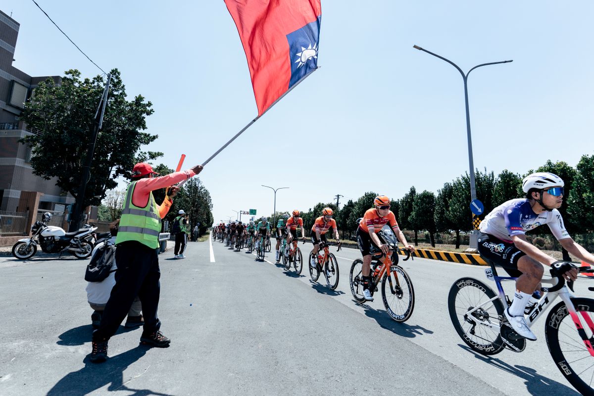 賽道上有許多為選手熱情加油的民眾。國際自由車環台賽提供