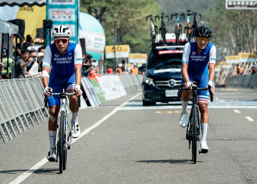 中華隊高雄子弟洪坤弘(左)和葉軒佑(右)表現失常自責落淚。國際自由車環台賽提供