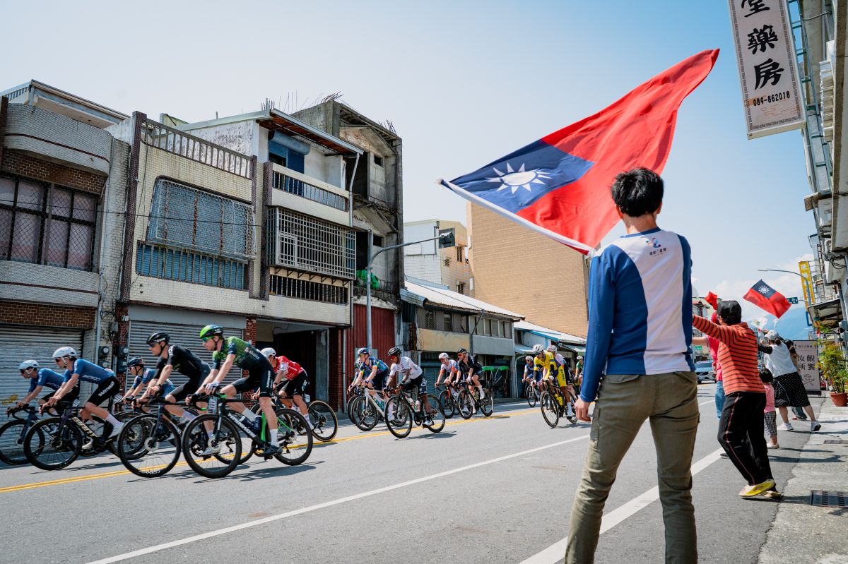 花東台九線的路線上沿途有超過1500位的加油團特別來為環台賽選手加油。國際自由車環台賽提供