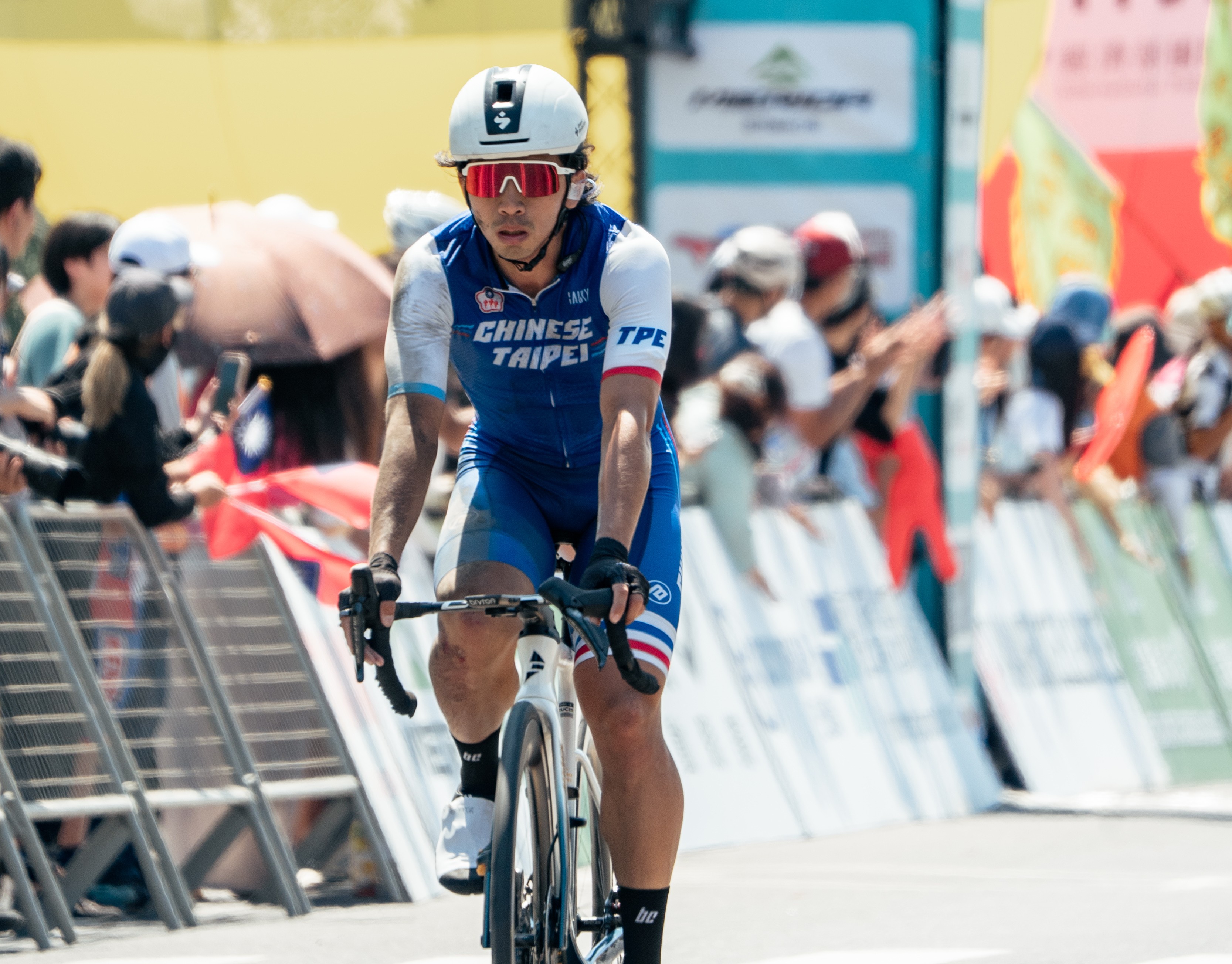 中華隊盧紹軒終點前滑倒摔傷。國際自由車環台賽提供