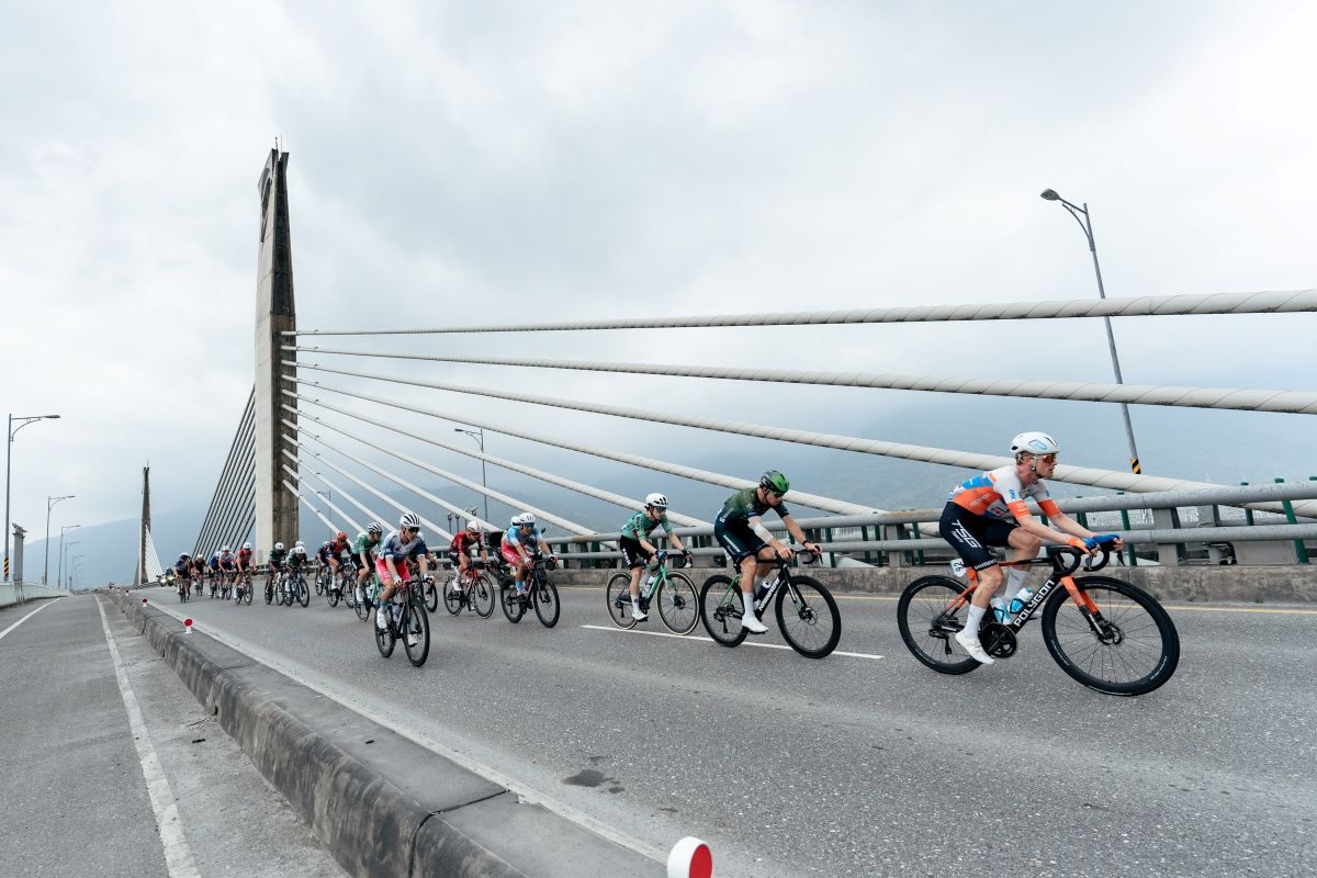 幸福台三線站路線行經花蓮新豐平大橋。國際自由車環台賽提供
