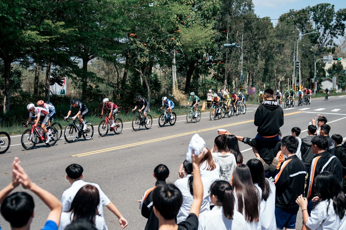 高雄市杉林國中為環台賽選手加油 。國際自由車環台賽提供