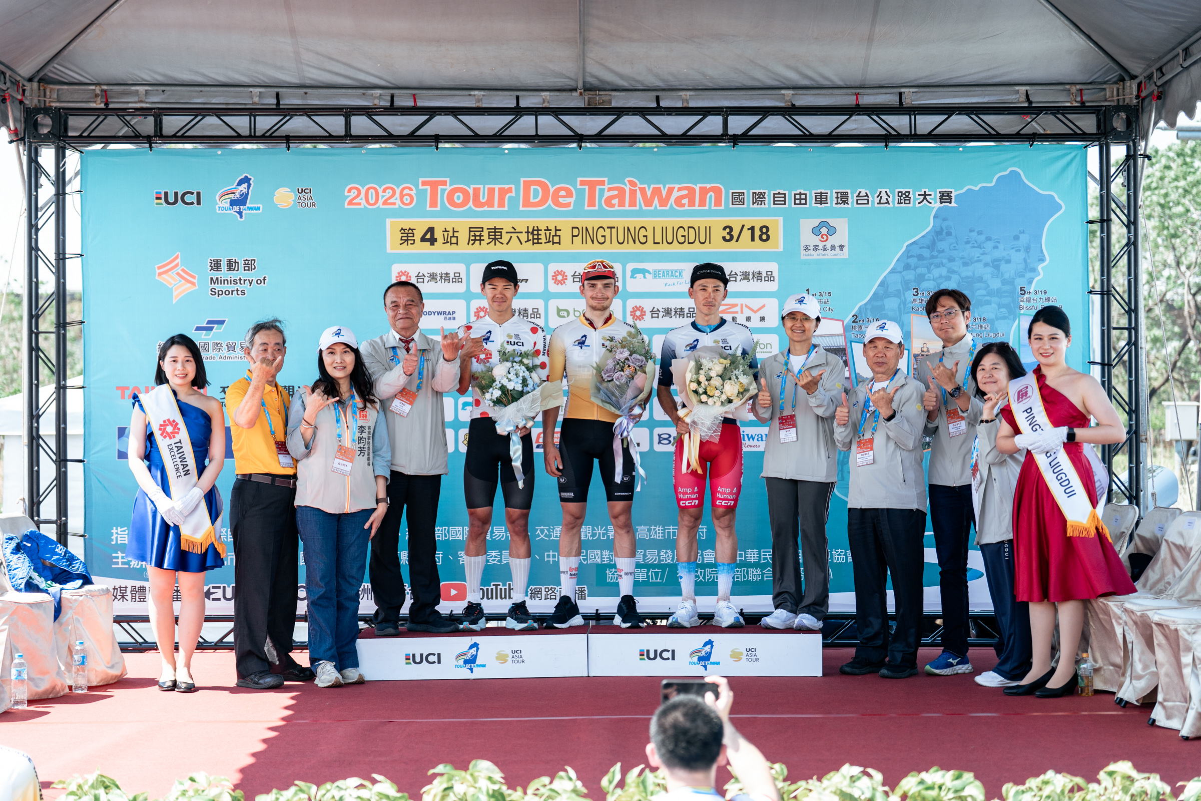 屏東六堆站四位冠軍衫得主與頒獎嘉賓合影。國際自由車環台賽提供