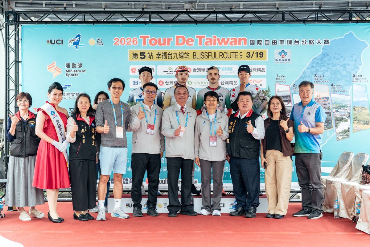 環台賽幸福台九線站四位冠軍衫得主與頒獎嘉賓合影。國際自由車環台賽提供