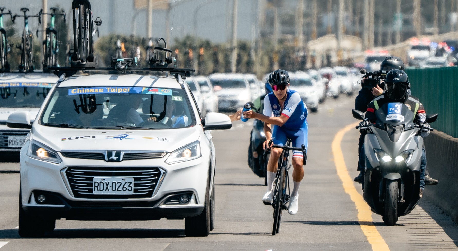葉軒佑積極扛起水壺工的角色。國際自由車環台賽提供