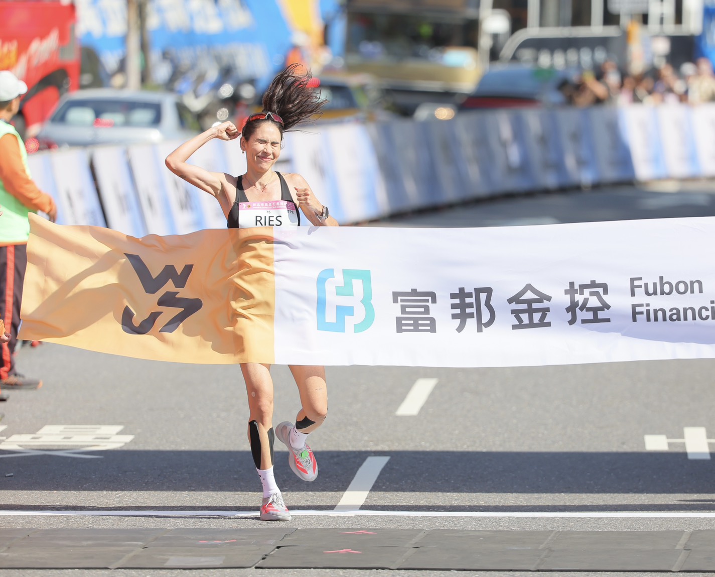 2026新北市萬金石馬拉松馬拉松國內女子組總排第一雷理莎成績2小時53分01秒。北市政府體育局提供