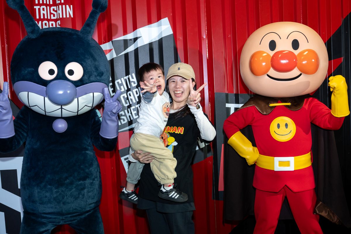 賽前麵包超人與夥伴們合照會大小朋友開心合照。官方提供