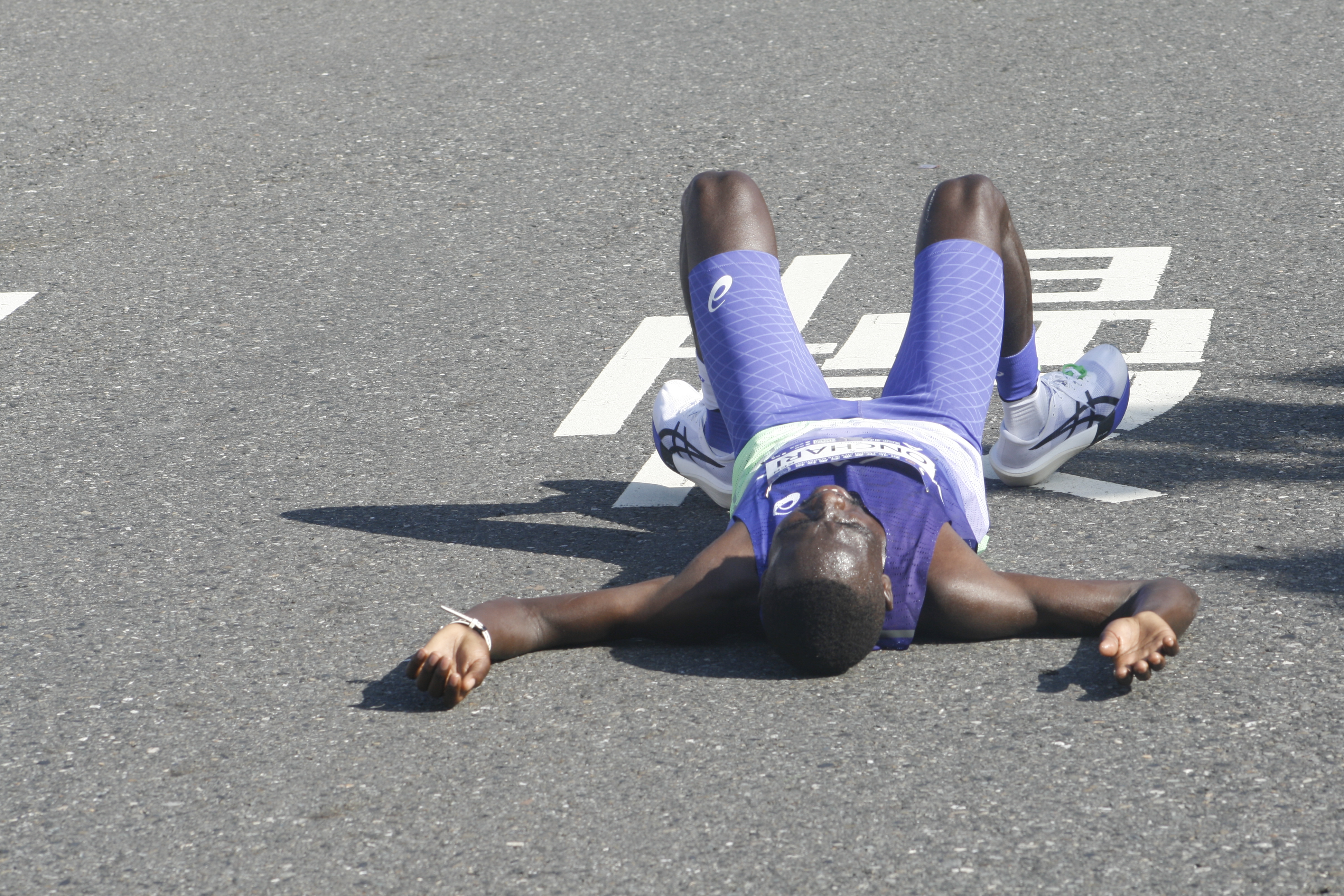 昂查理在衝線後累到直接倒地休息。詹健全攝