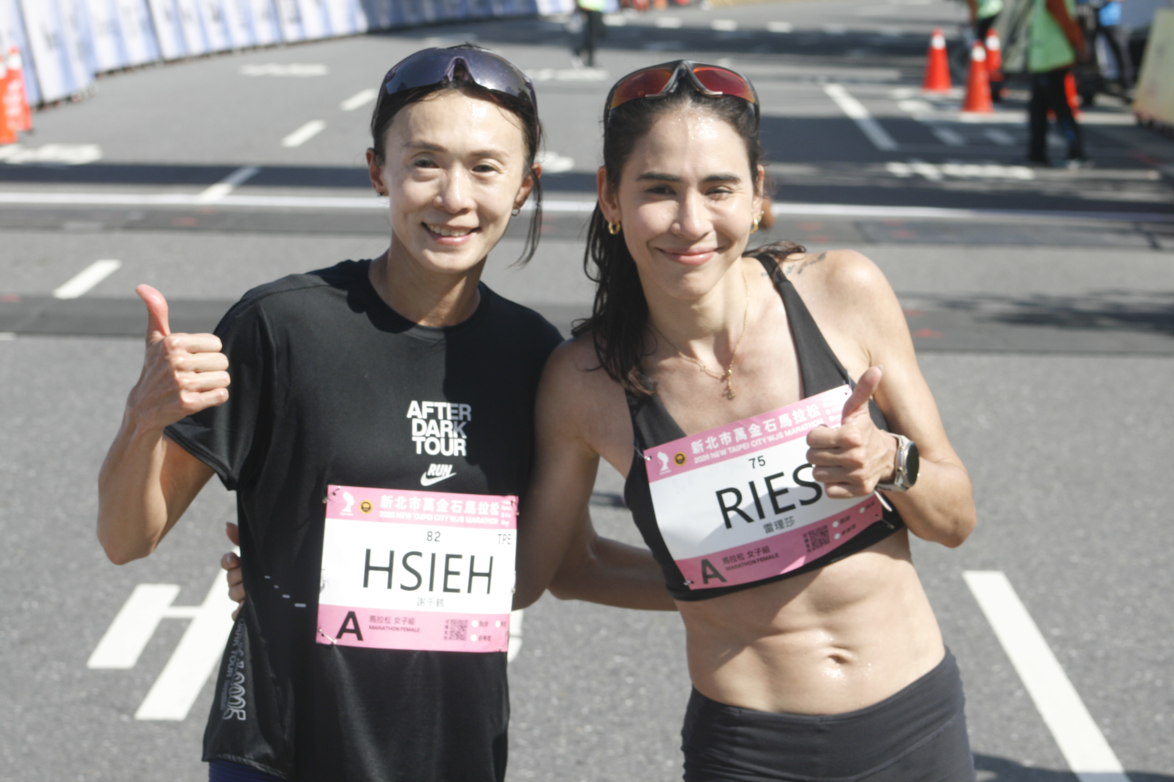 雷理莎(右)封后後與居次的謝千鶴開心合照。詹健全攝