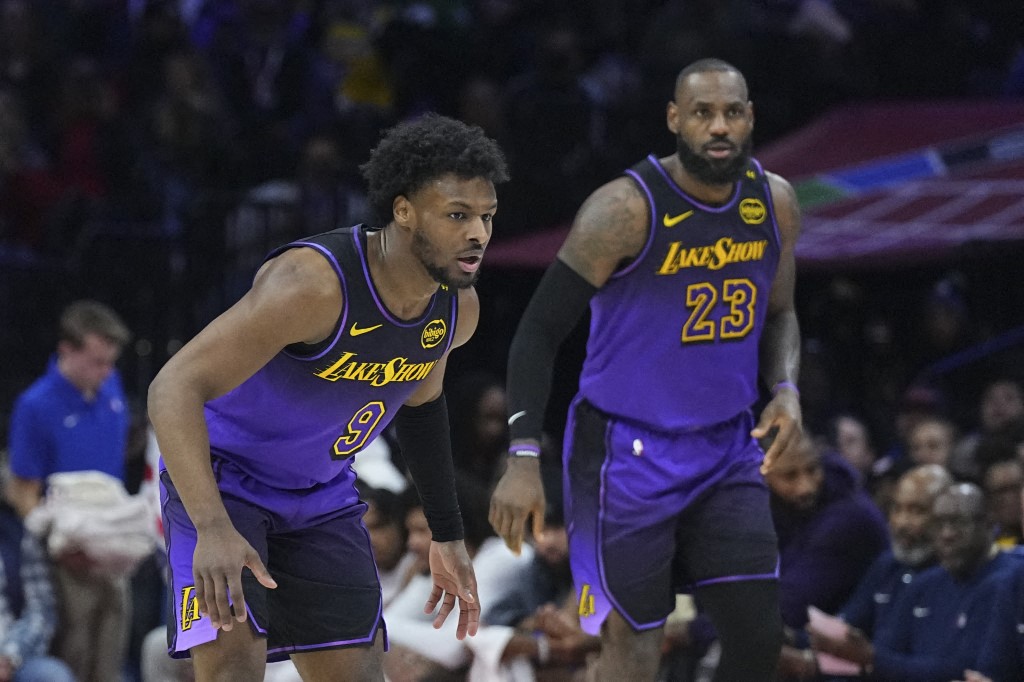 詹姆斯（LeBron James，右）與兒子布朗尼（Bronny James）攜手寫下NBA新頁。法新社