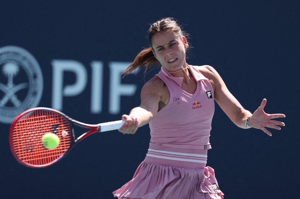 前世界排名第8的美國網球好手納瓦蘿（Emma Navarro）退出老爸主辦的賽事。法新社