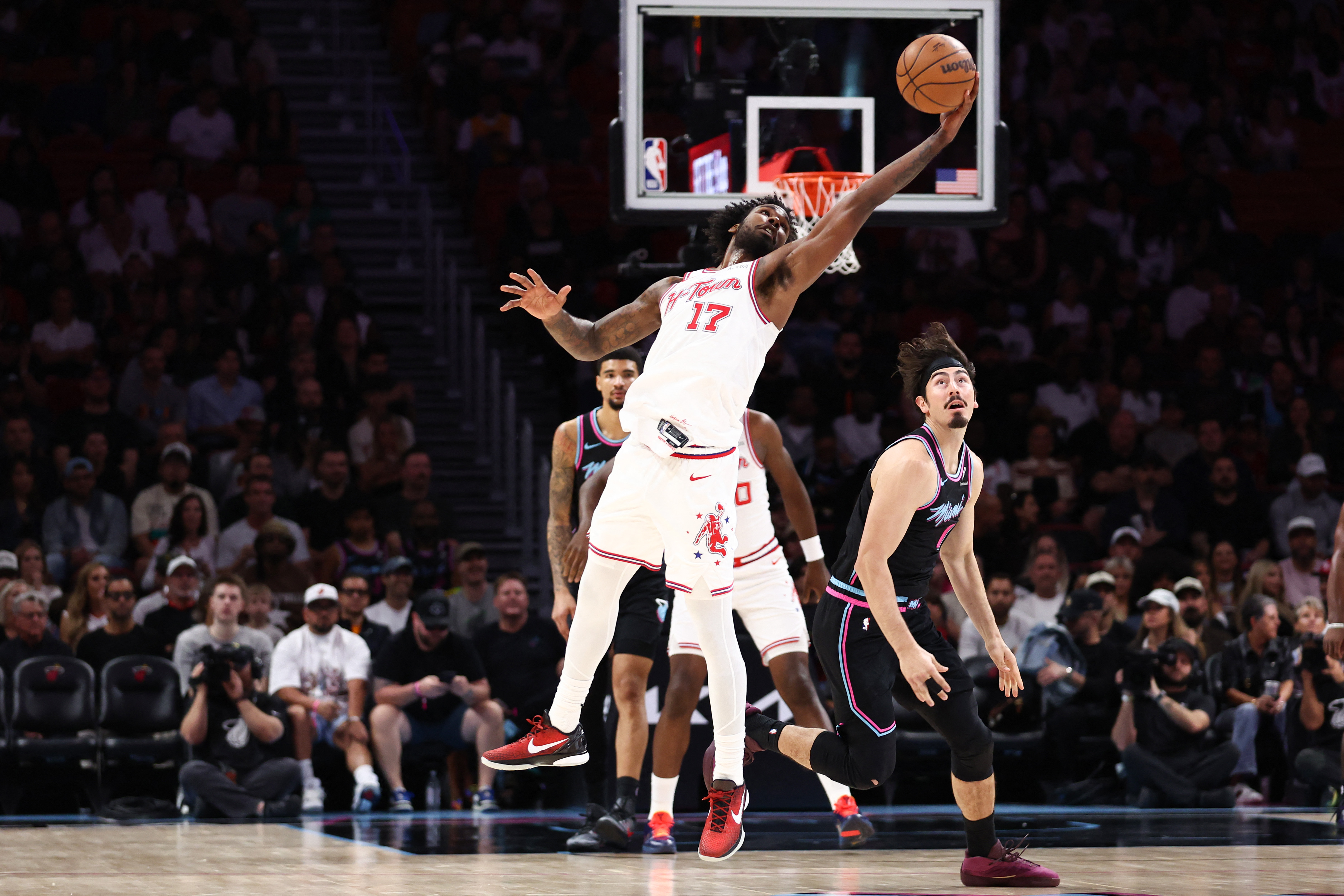 火箭前鋒伊森(Tari Eason,前)與主帥烏度卡(Ime Udoka)爆發衝突。法新社