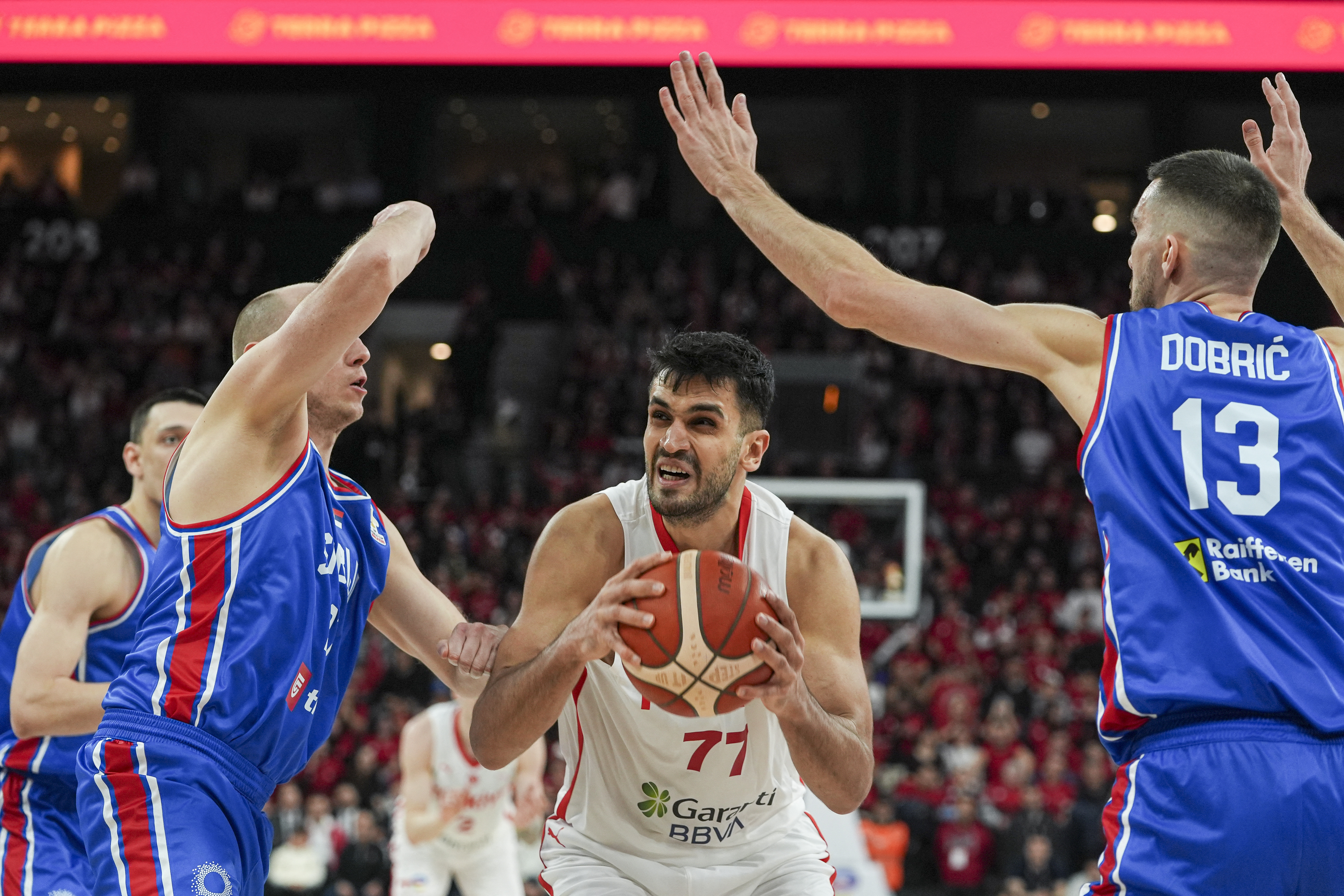 勇士將以10天短約簽下曾效力過火箭及爵士的中鋒尤策文（Omer Yurtseven，中）以補強內線戰力。法新社