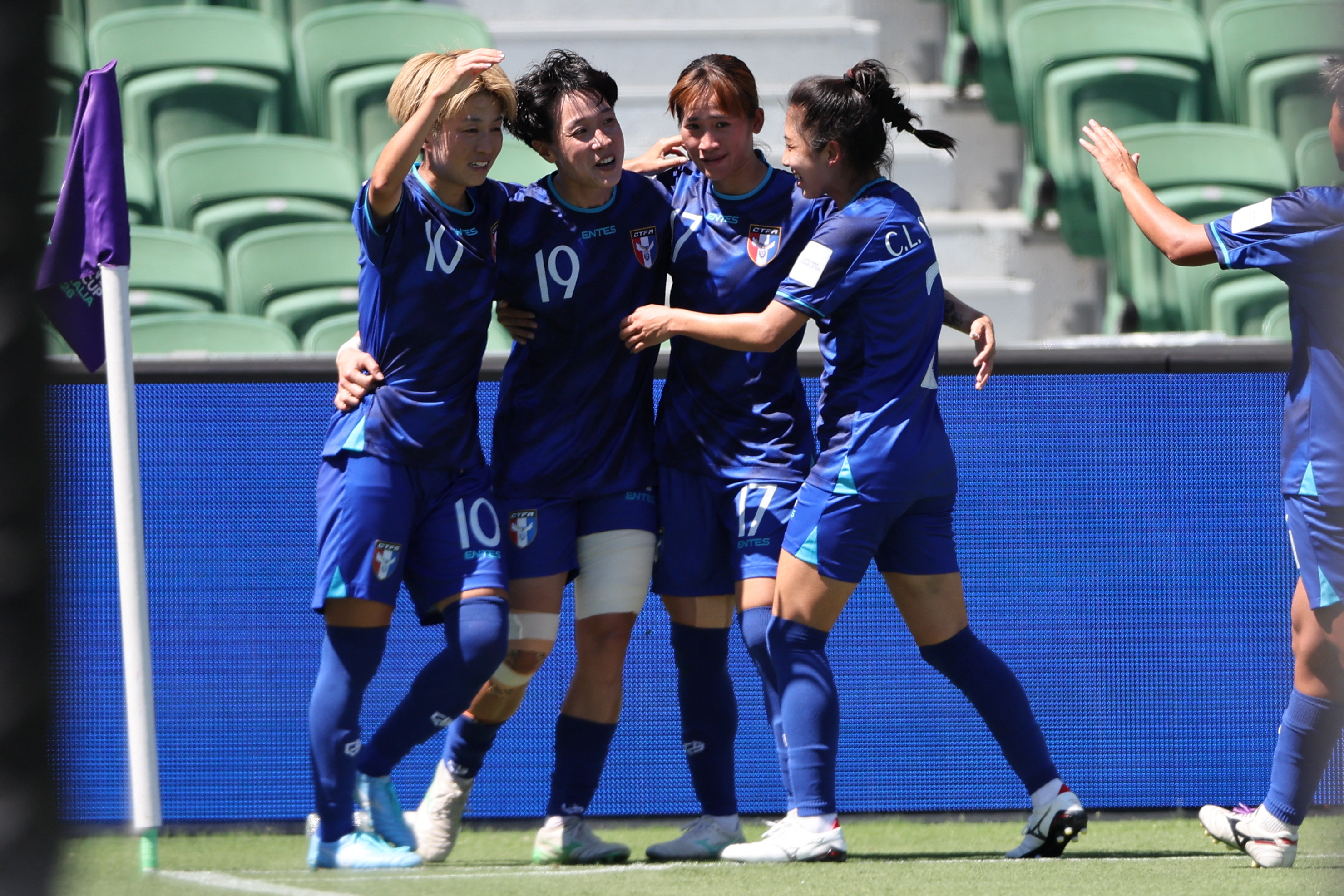 蘇育萱(左2)射進致勝球。法新社