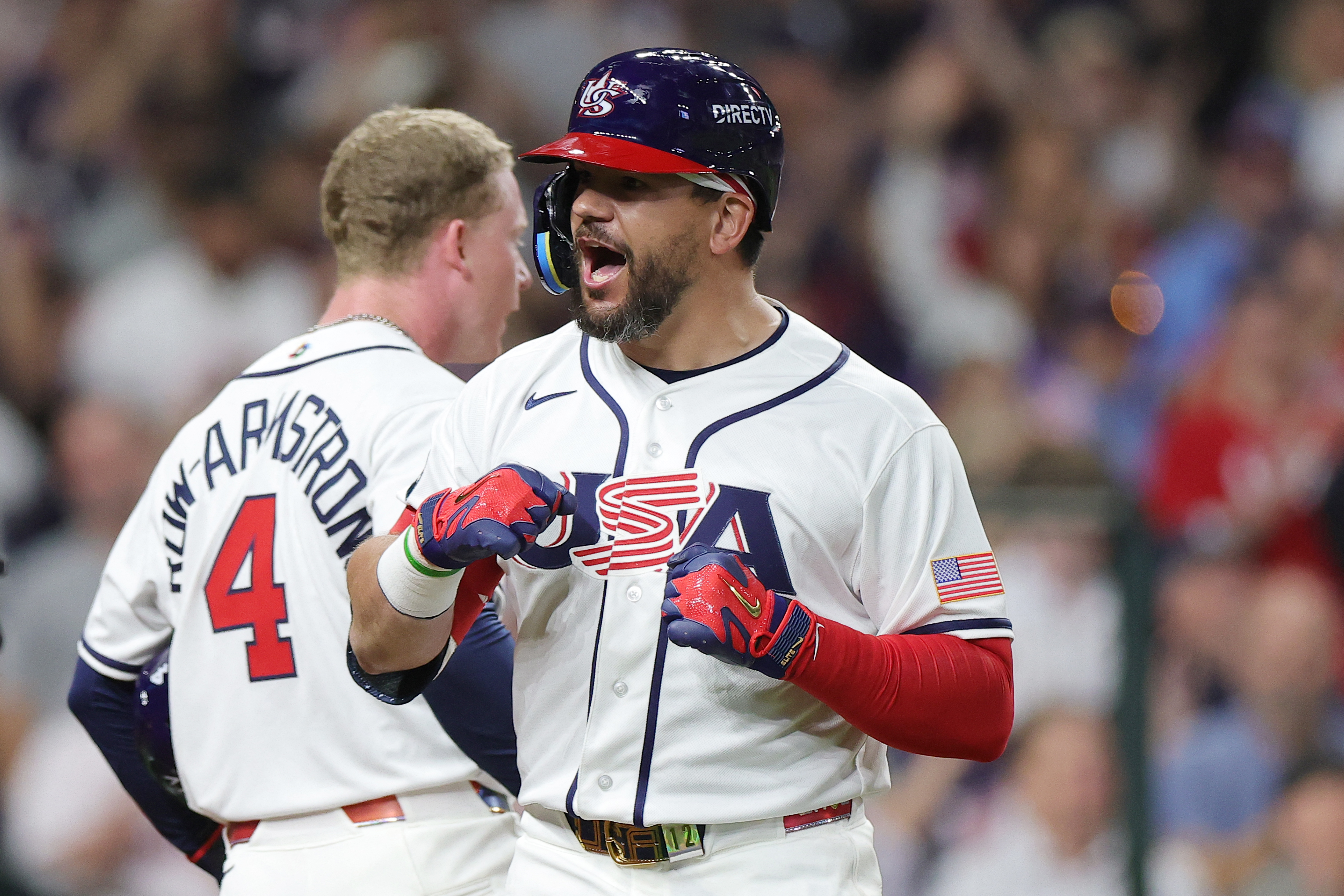 費城人隊強打史瓦伯（Kyle Schwarber）緊接著將球轟出中外野427英尺遠的二層看台。法新社