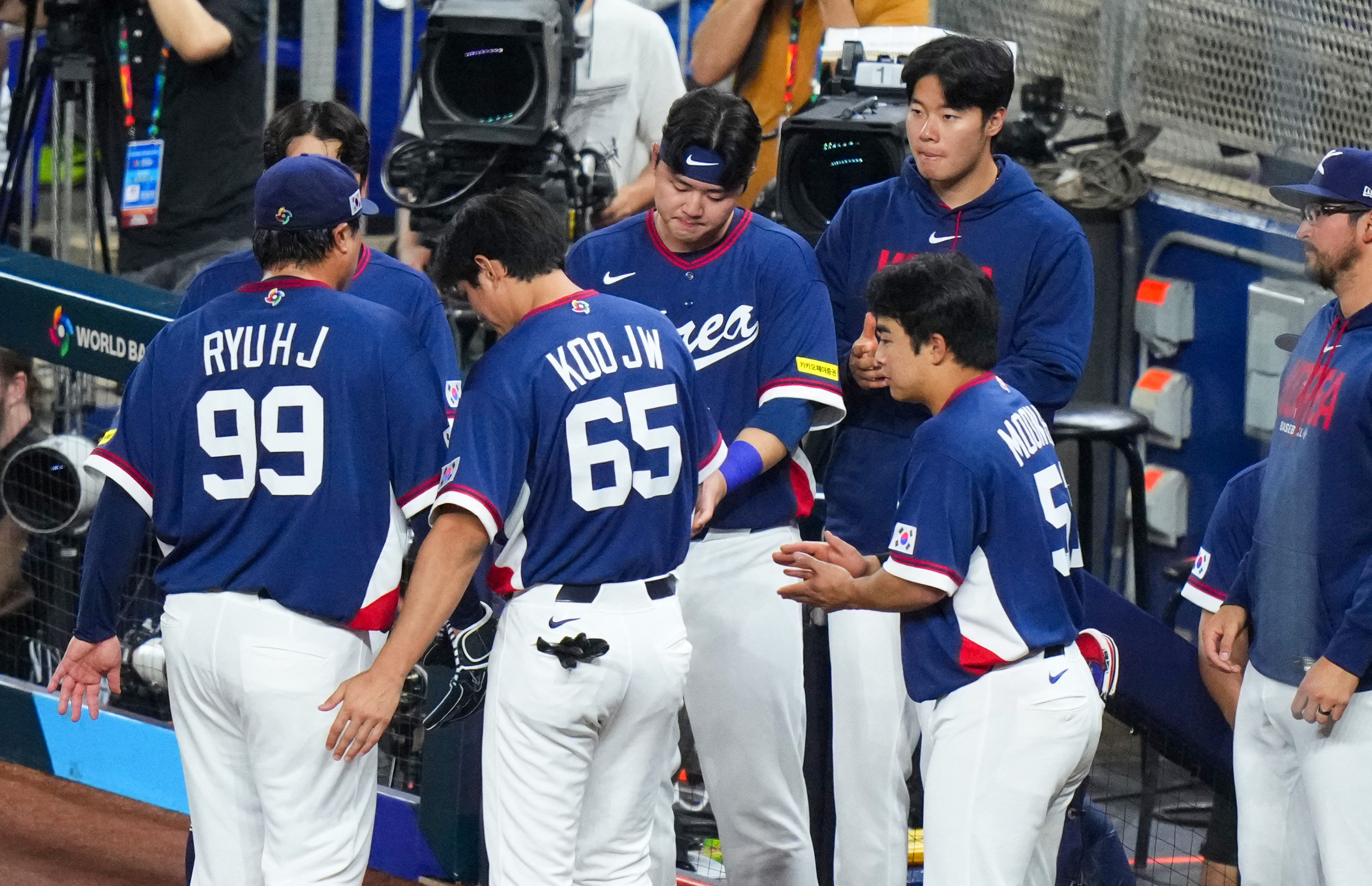 柳賢振(左1)退場後一眾南韓後輩都上場跟他擊掌。法新社
