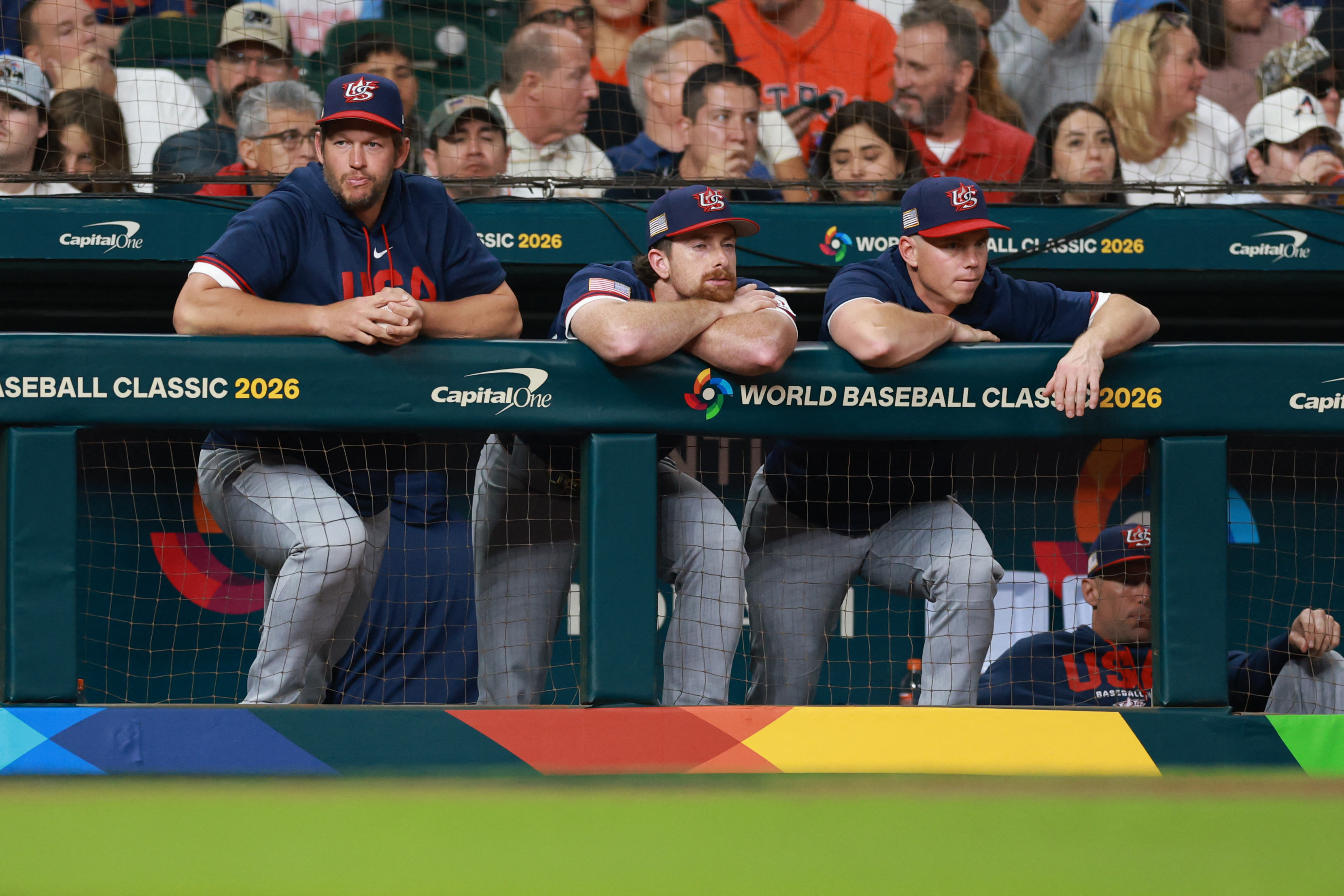 柯蕭(左1)最後一戰只能在旁邊觀戰。法新社