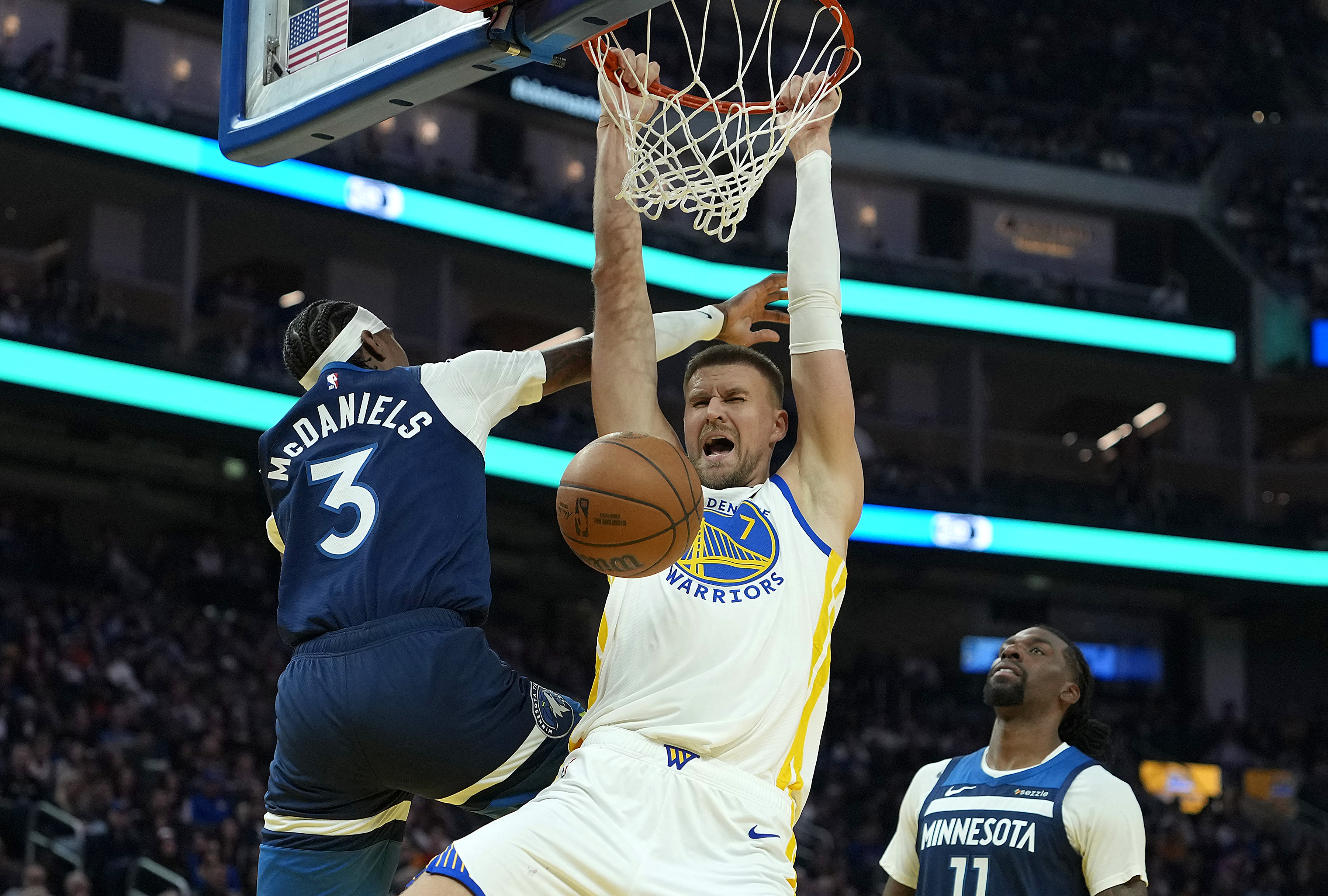 Porzingis(中)最近對華盛頓砍30分，8中13還罰進13/14，幫勇士止住5連敗。法新社