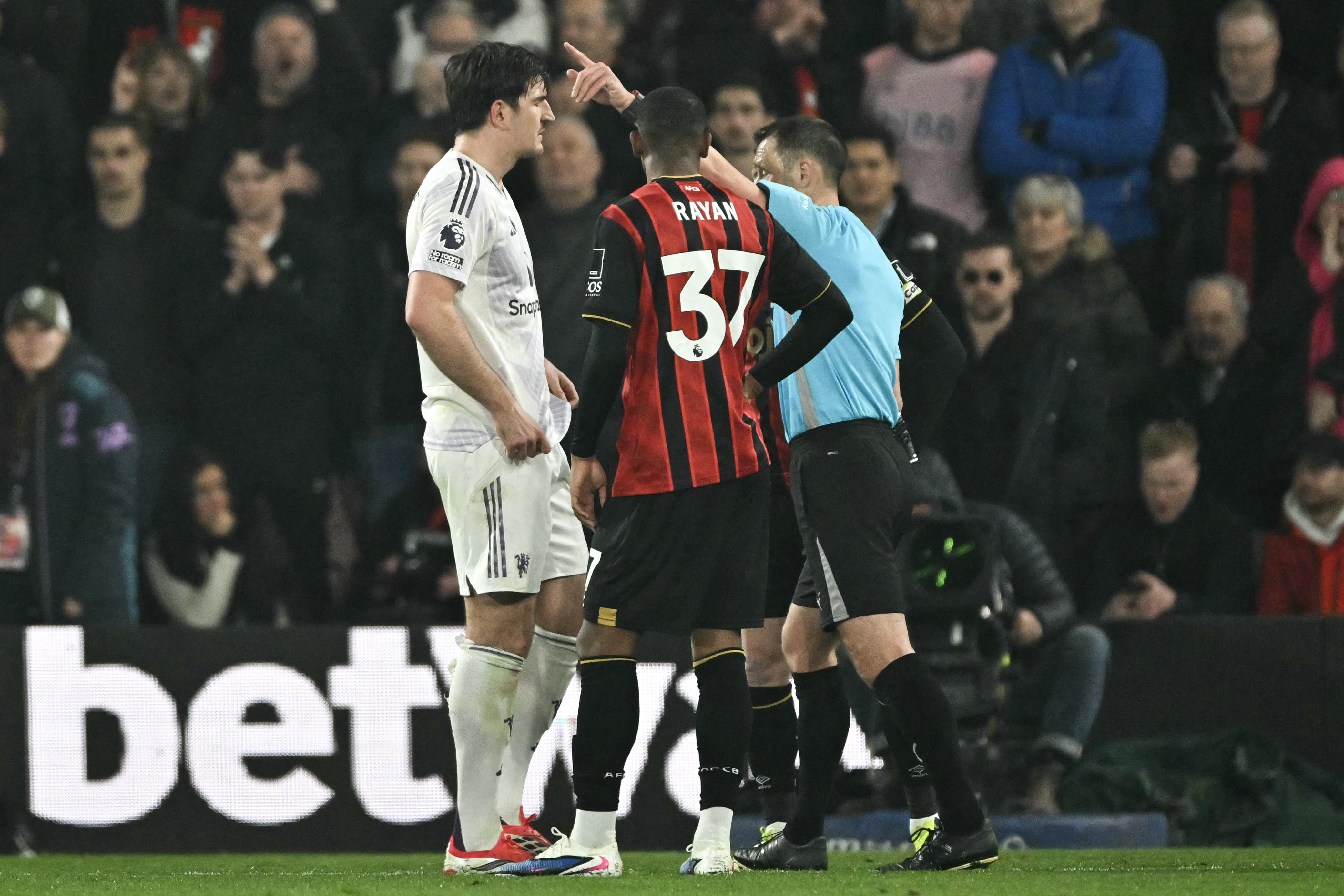 隊長馬奎爾(Harry Maguire)在比賽尾聲領到紅牌被罰下場。法新社