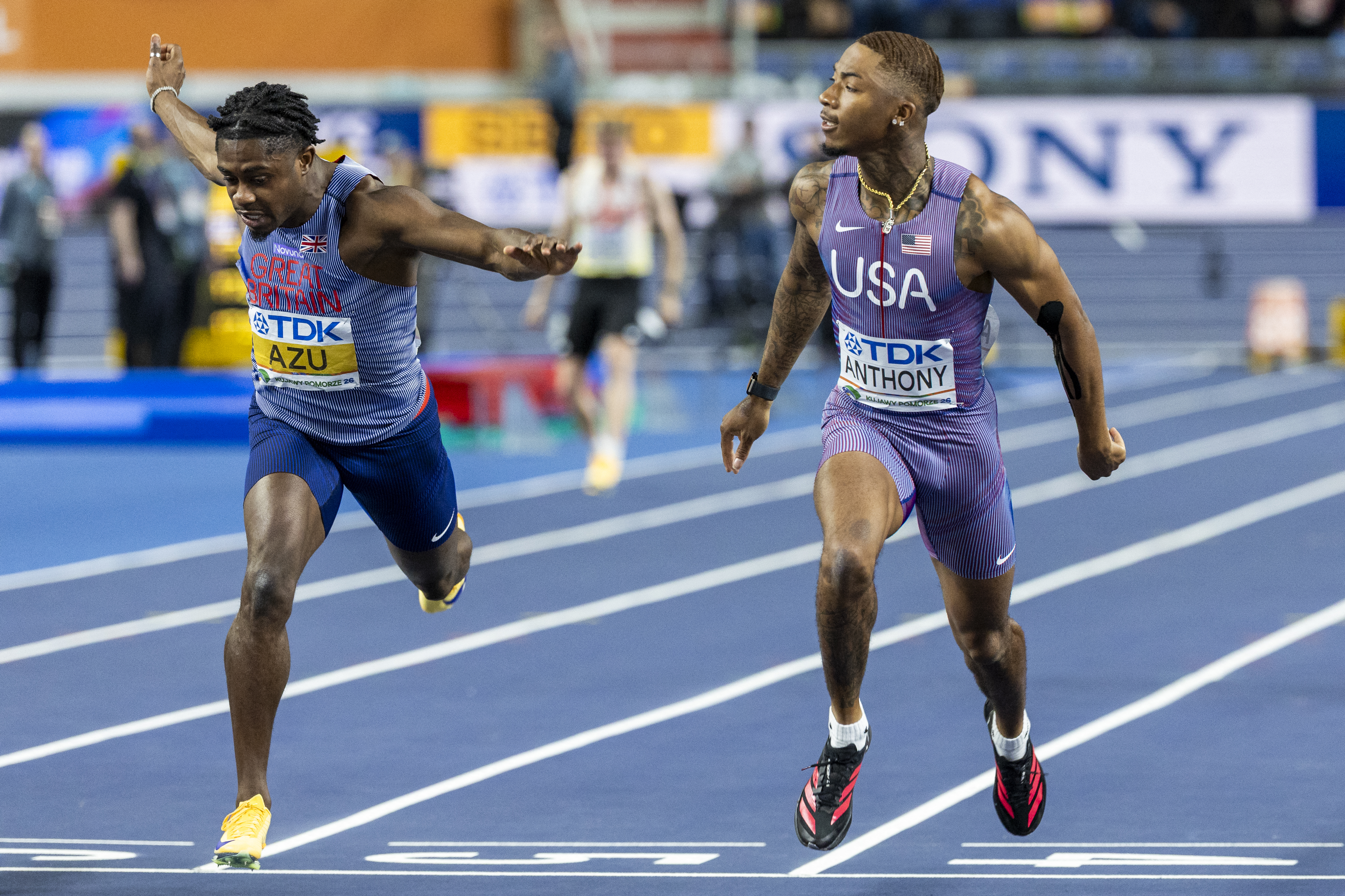 21歲的美國短跑新星安東尼(Jordan Anthony,右)摘下金牌。法新社