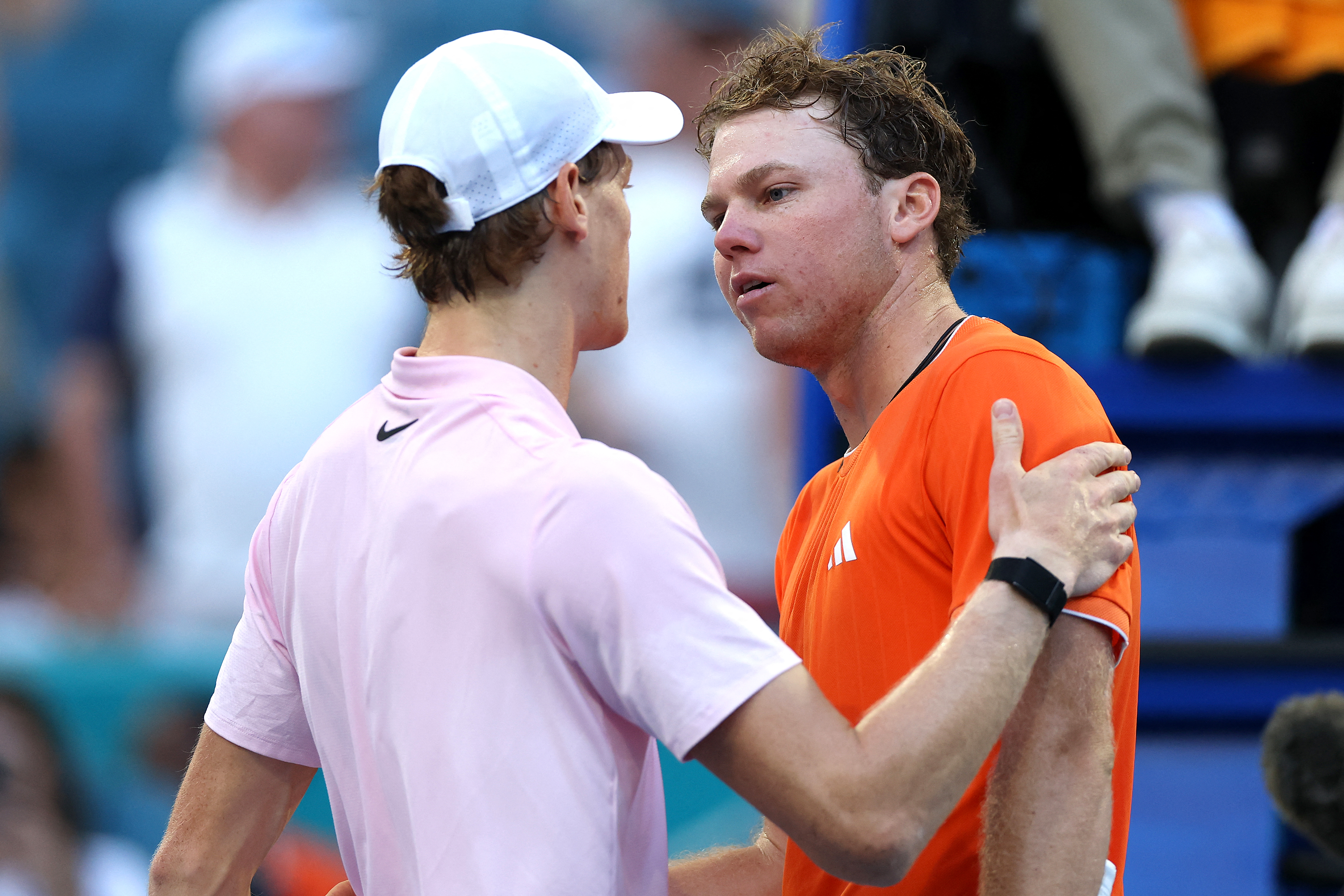 義大利好手辛納（Jannik Sinner，左）直落二擊敗世界第40、美國選手米克爾森（Alex Michelsen）。法新社