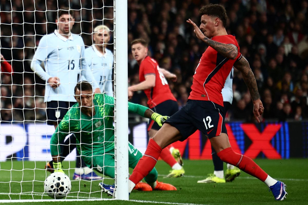 兵工廠後衛懷特（Ben White，右）重返國家隊先進球。法新社