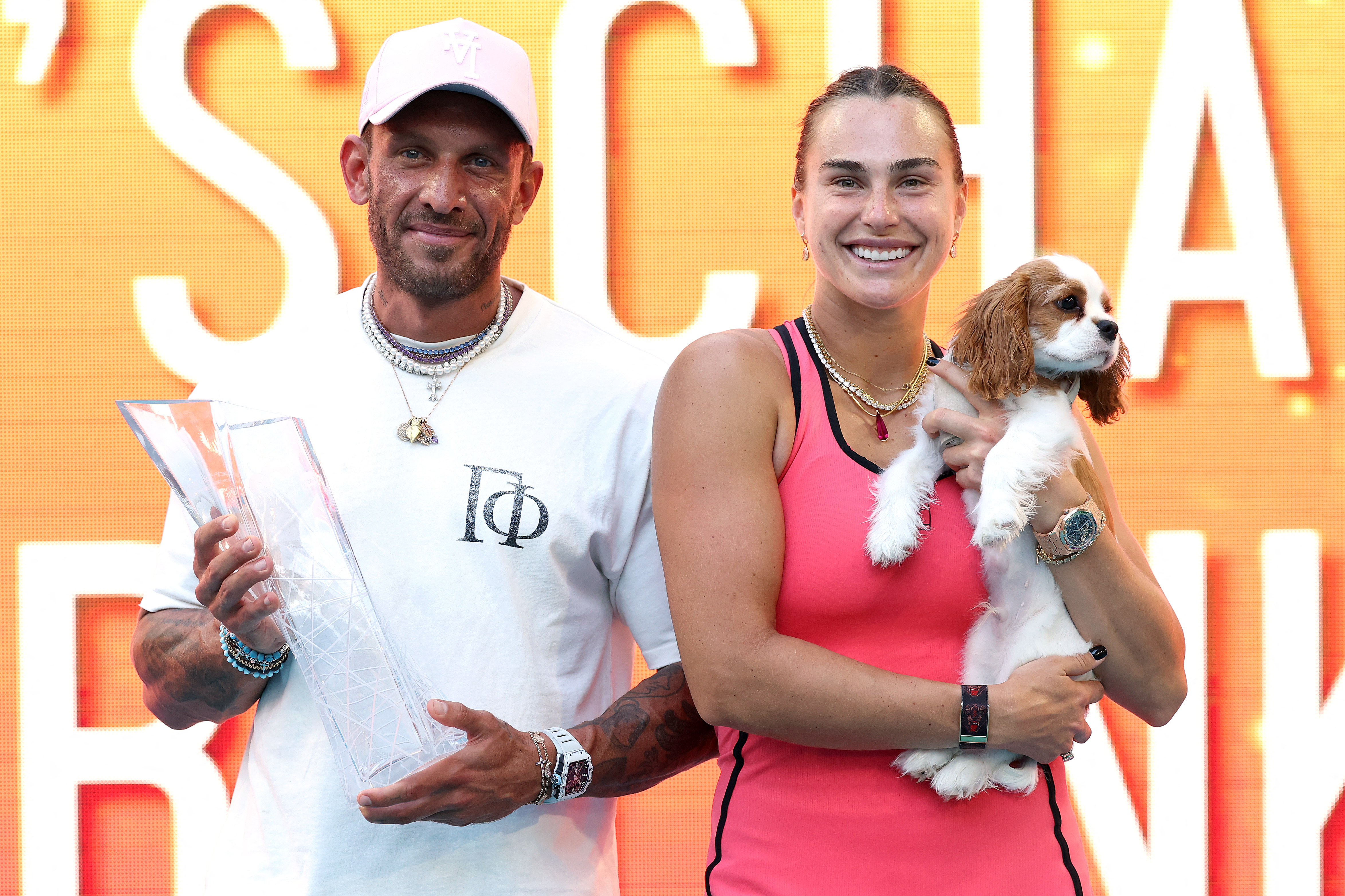 白俄羅斯名將莎芭蓮卡（Aryna Sabalenka）奪冠後秀她領養的愛犬。法新社
