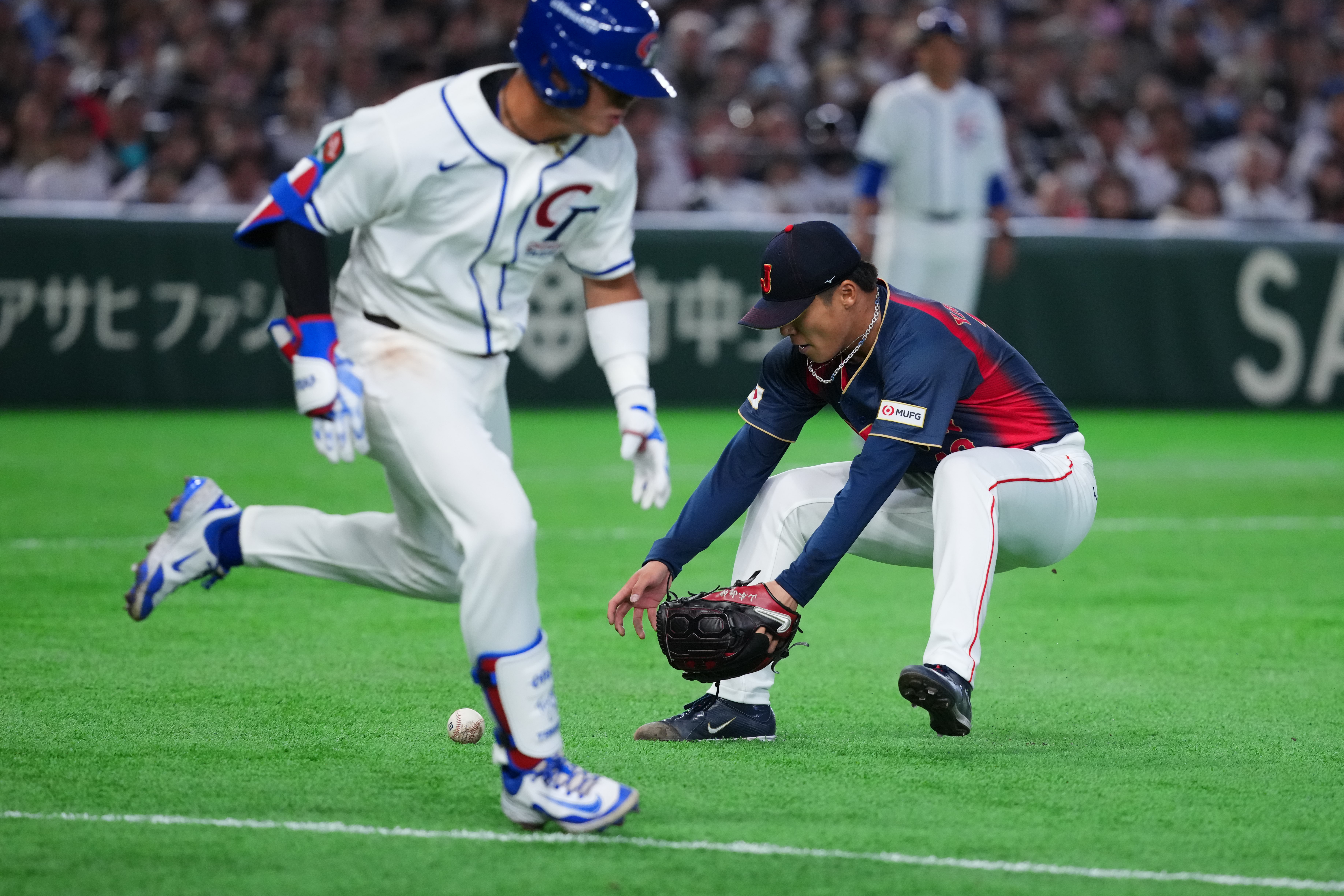 鄭宗哲與山本由伸。記者劉峻誠攝