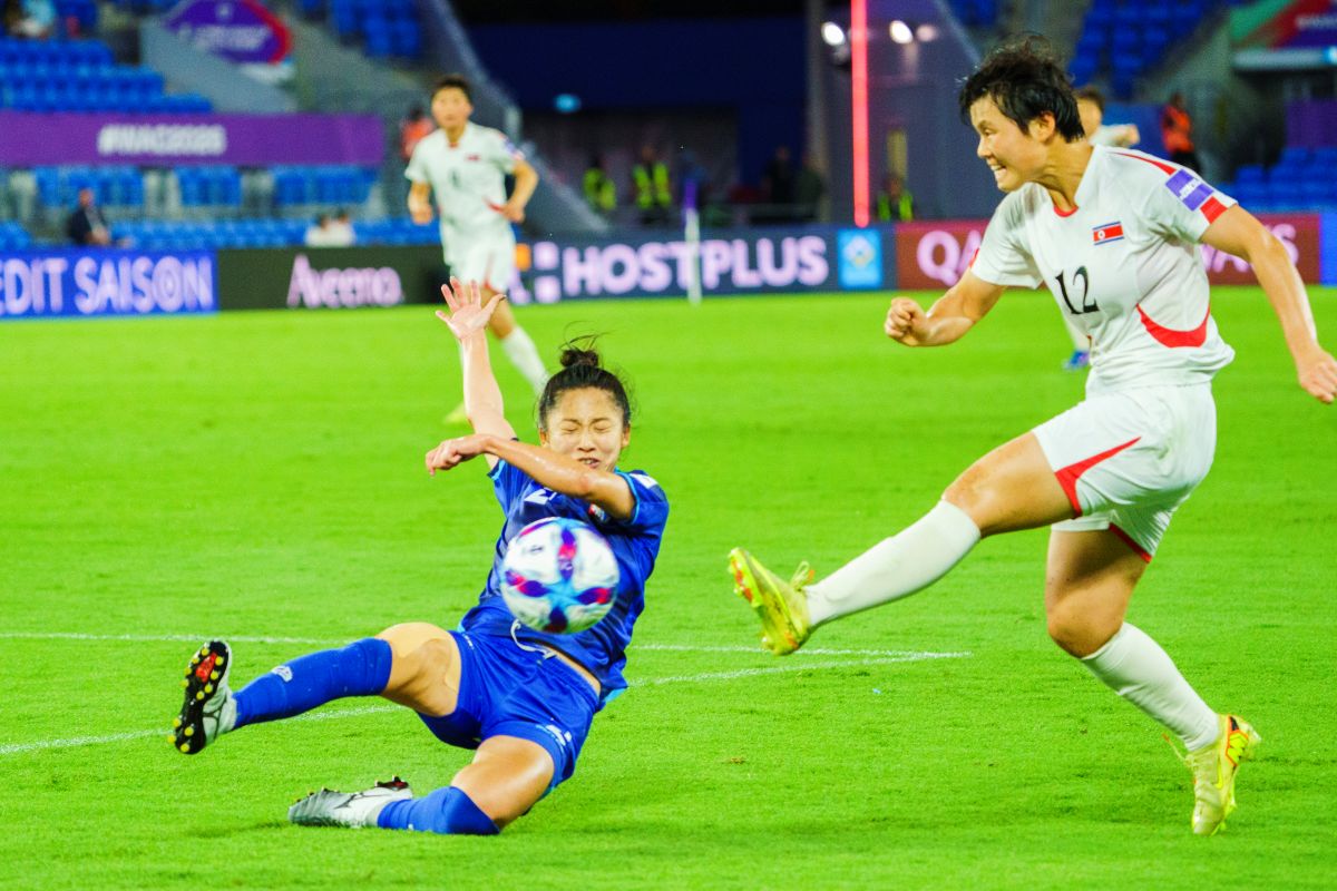 北韓洪成玉(右)演出帽子戲法。法新社