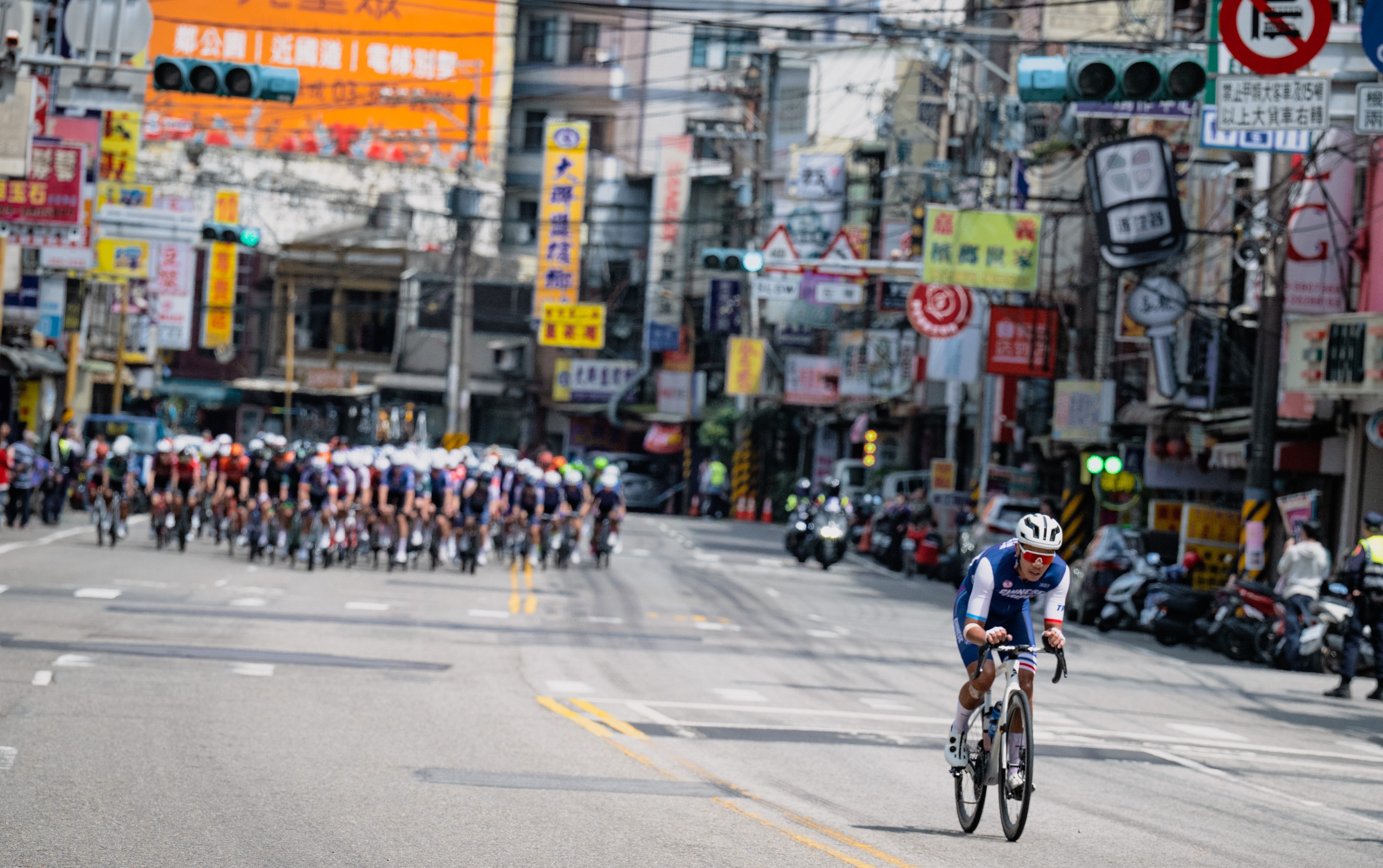中華隊史上第一位年絕破四的國手洪坤強一度單飛逃脫。國際自由車環台賽提供