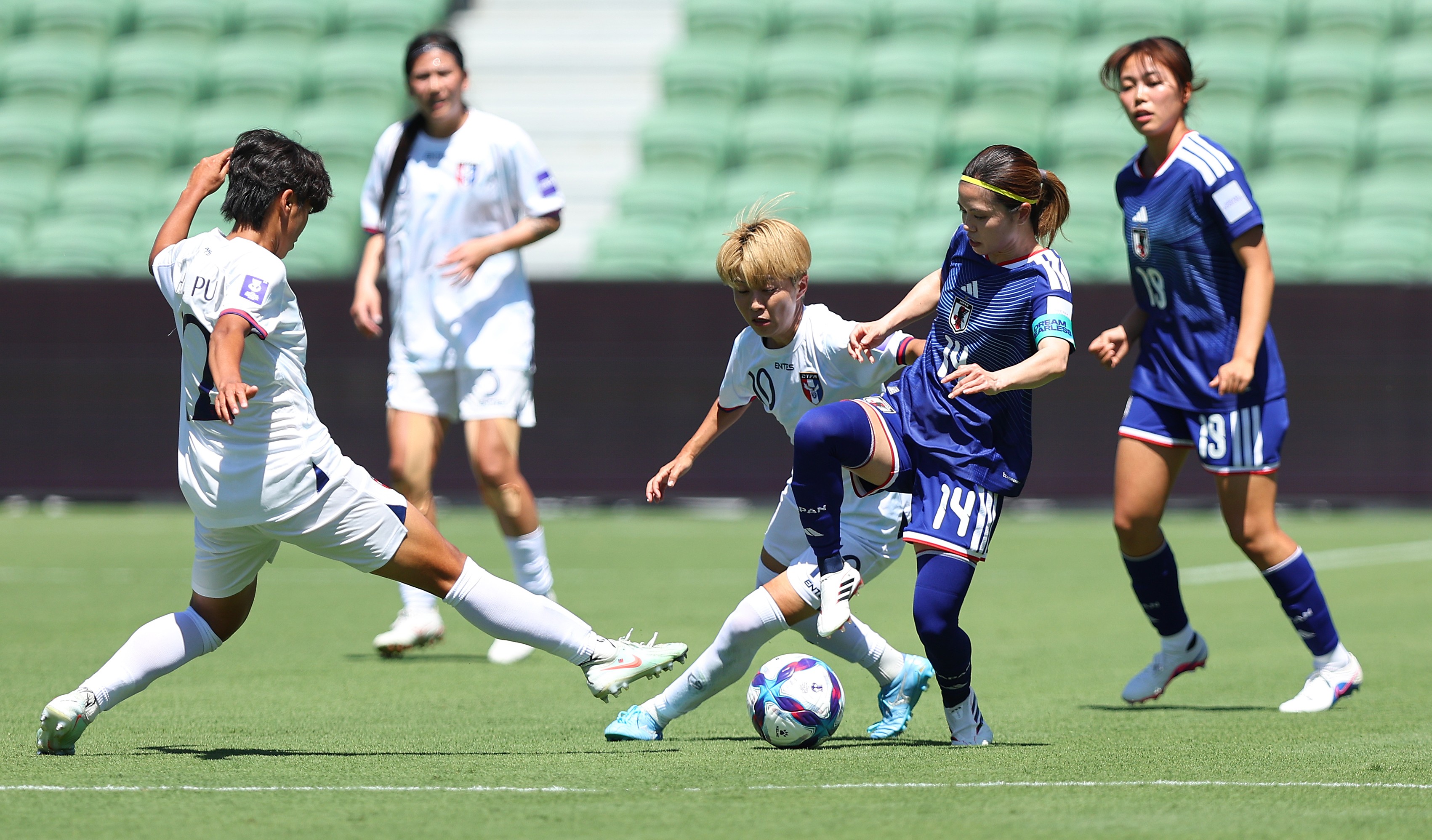 中華女足(白衣)全力防守。摘自Go Japan 推特