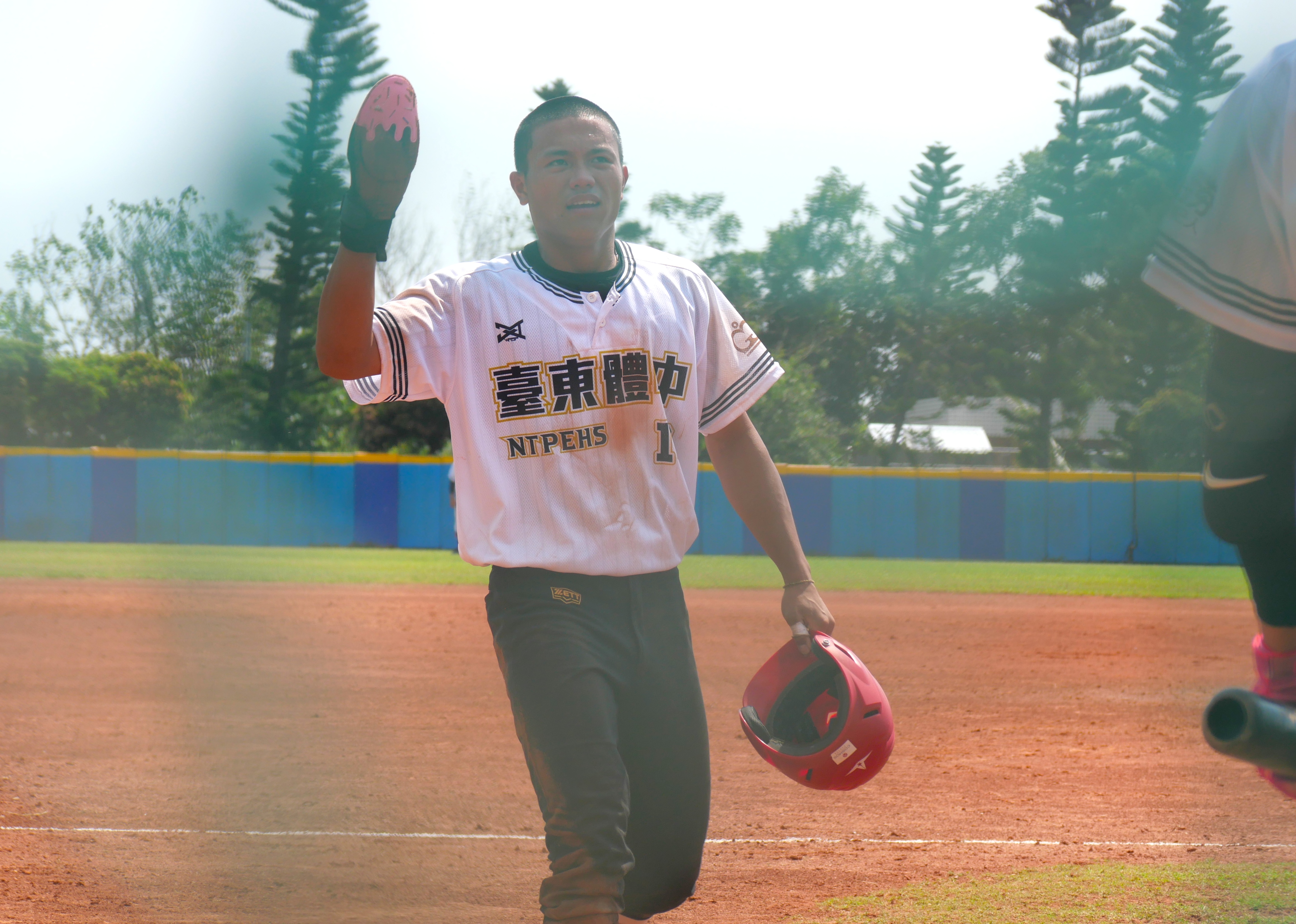 林宗賓趁著暴投衝回本壘得分。吳敏欣攝