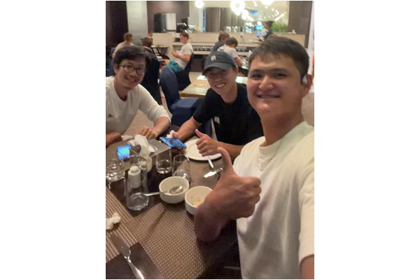 職網台將吳東霖(前)、黃琮豪在阿聯賽事中開心享受免費的Buffet。吳東霖提供